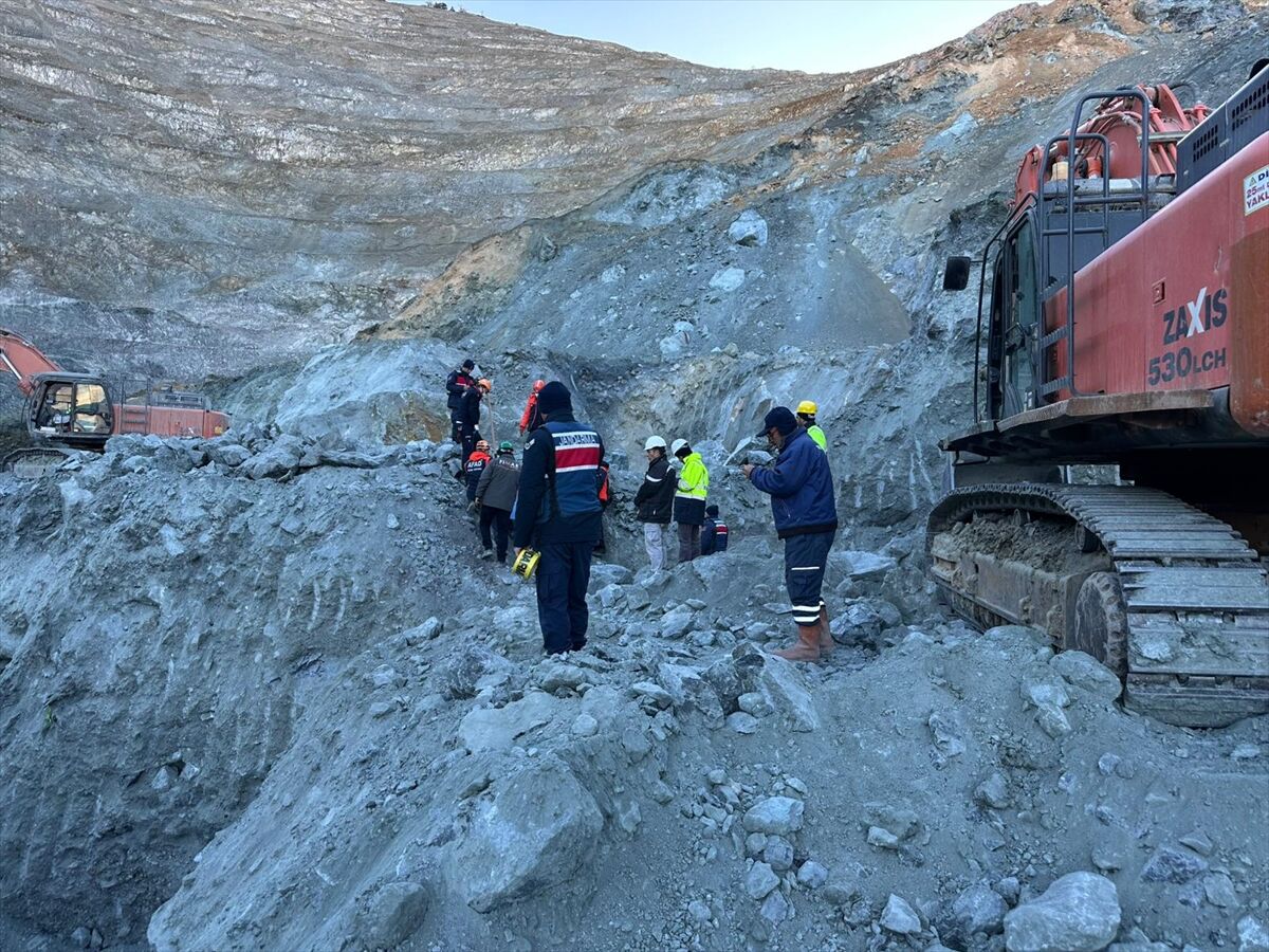 Sivas'ta maden ocağında göçük altında kalan şantiye müdürünün cenazesine ulaşıldı