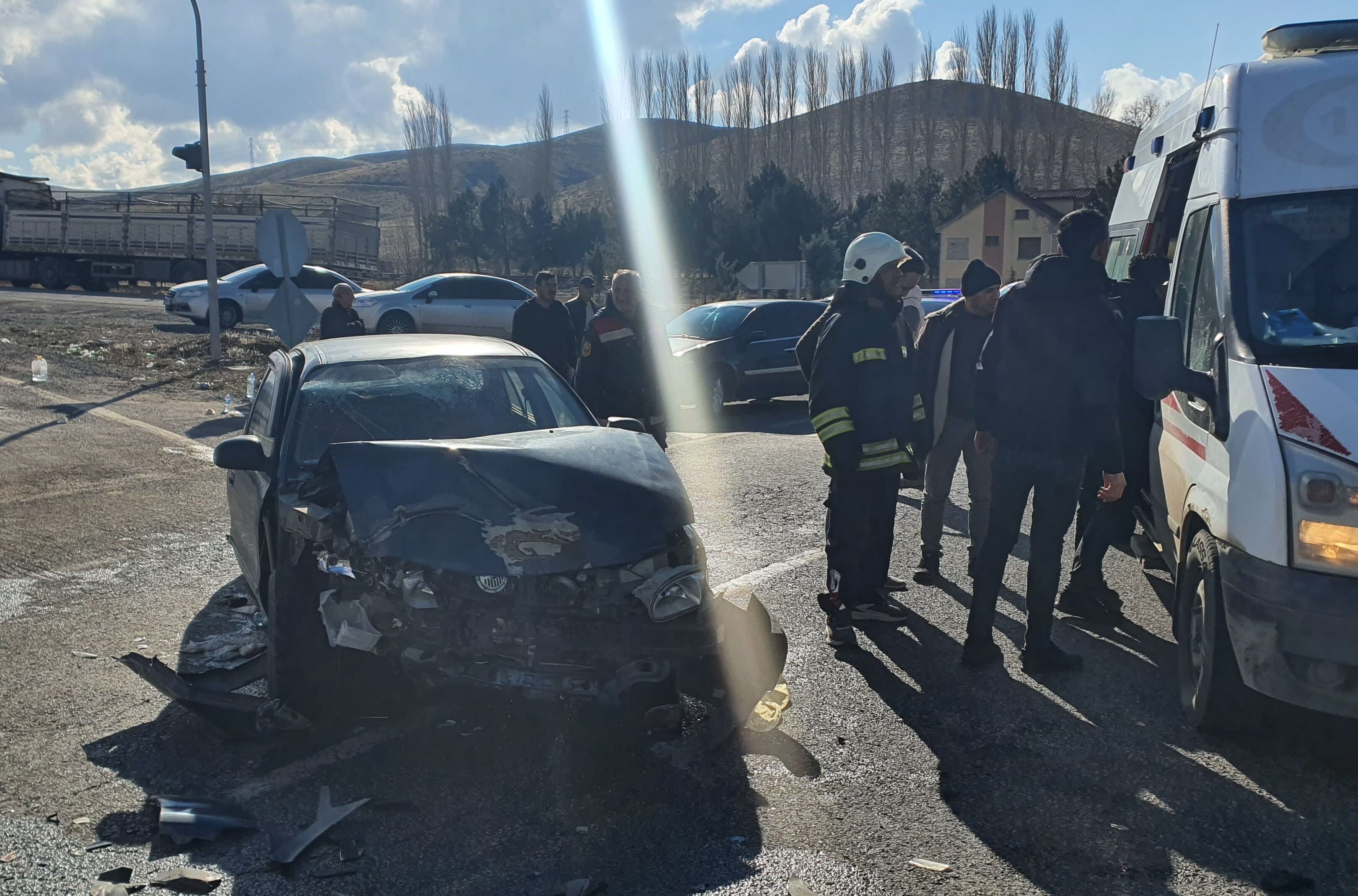 Yozgat'ta otomobil ile kamyonun çarpıştığı kazada 5 kişi yaralandı
