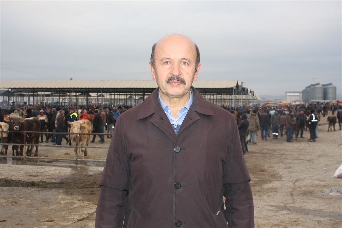Şap hastalığı tedbirleri kapsamında geçici kapatılan Şarkışla Canlı Hayvan Pazarı yeniden açıldı