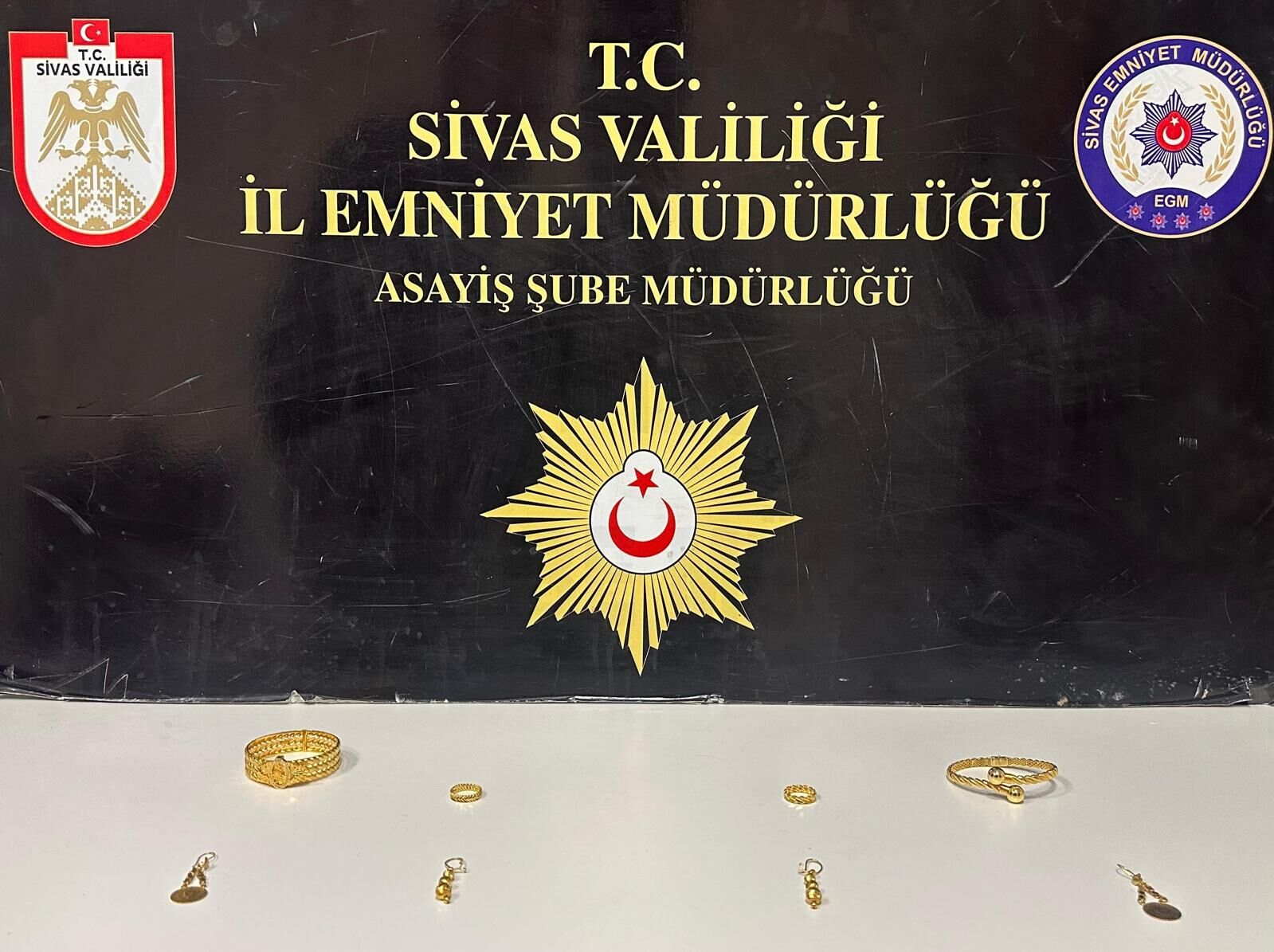 Sivas'ta evlilik vaadiyle dolandırıcılık yaptıkları iddiasıyla 2 şüpheli tutuklandı