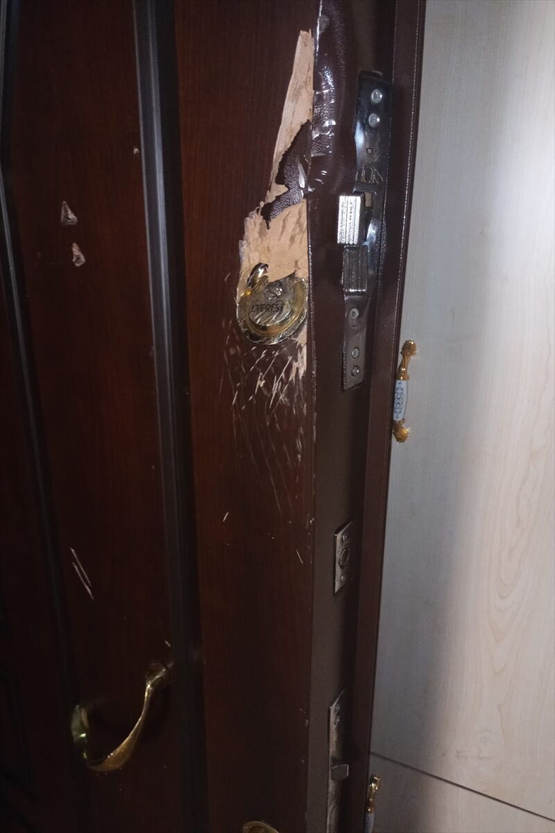 Kayseri'de bir kadını öldüren zanlı, boşanma aşamasındaki karısının evinin kapısını baltayla kırmaya çalışmış