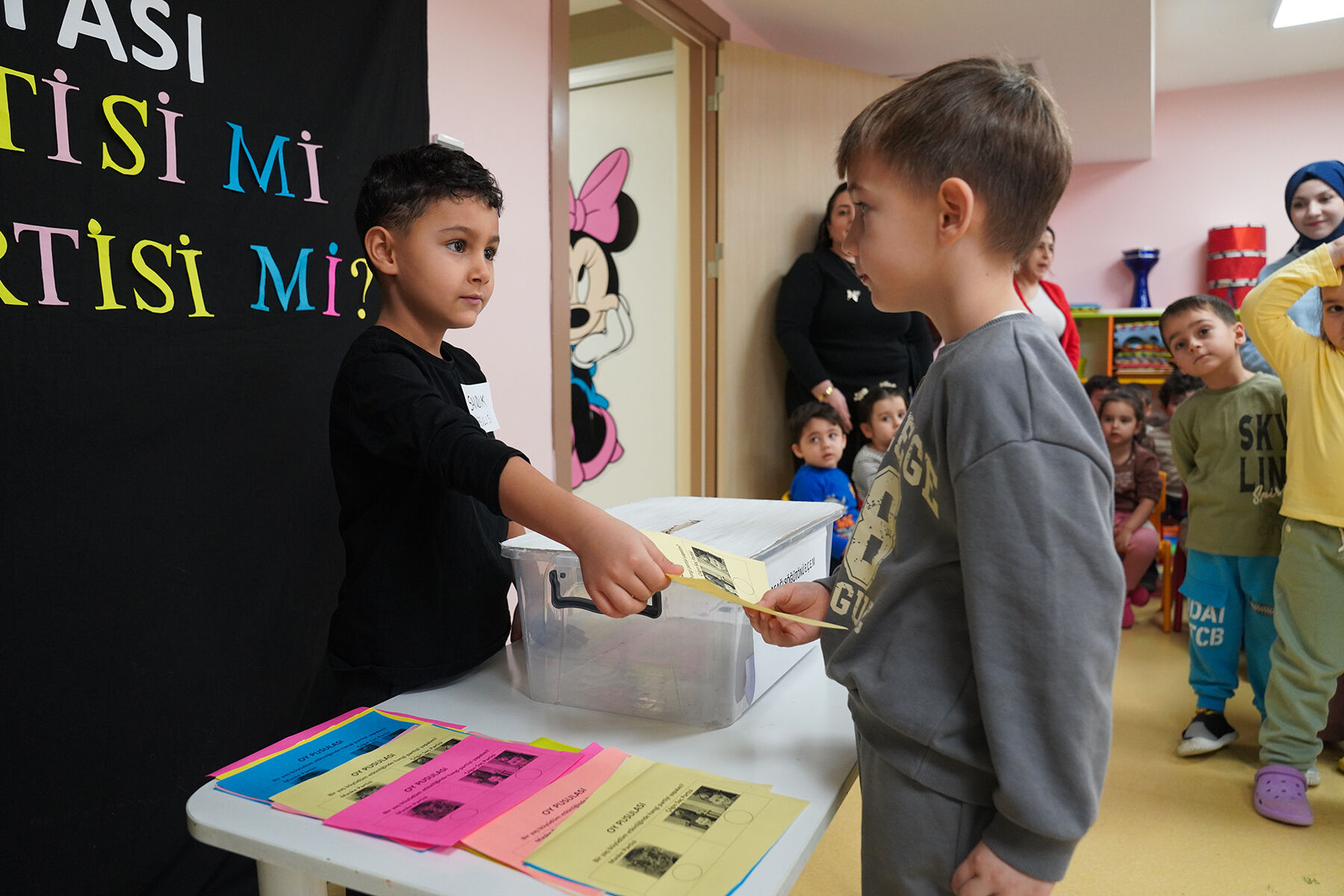 Minikler sandık başına gitti oy kullandı