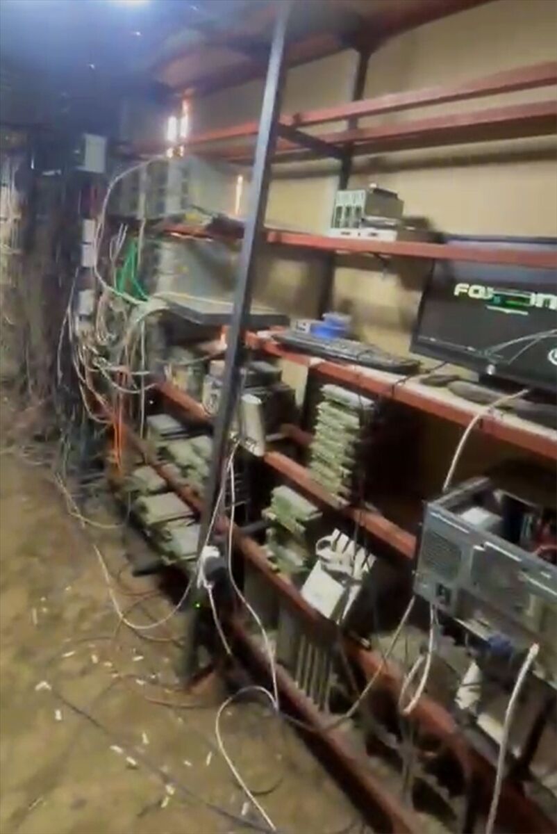 Ahır görünümünde tesis kurup kaçak elektrikle kripto para imal etmişler
