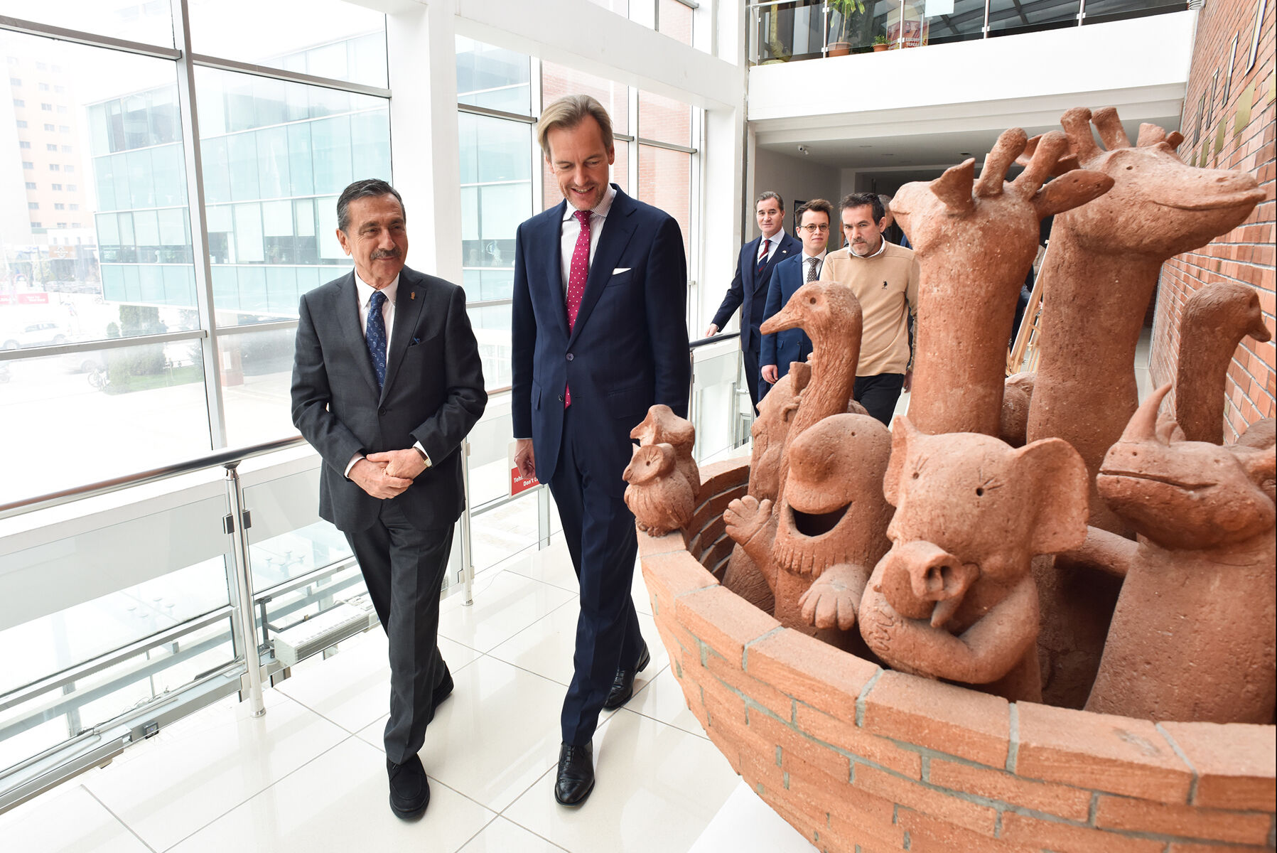 Büyükelçi’ye sanat eserleri gezdirildi
