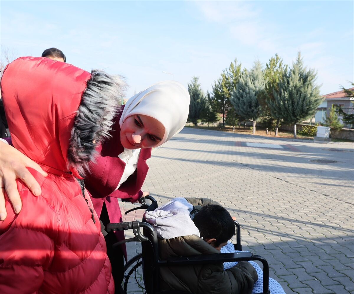 Bakan Göktaş, kardeşleriyle devlet korumasına alınan Adnan'ı ziyaret etti: