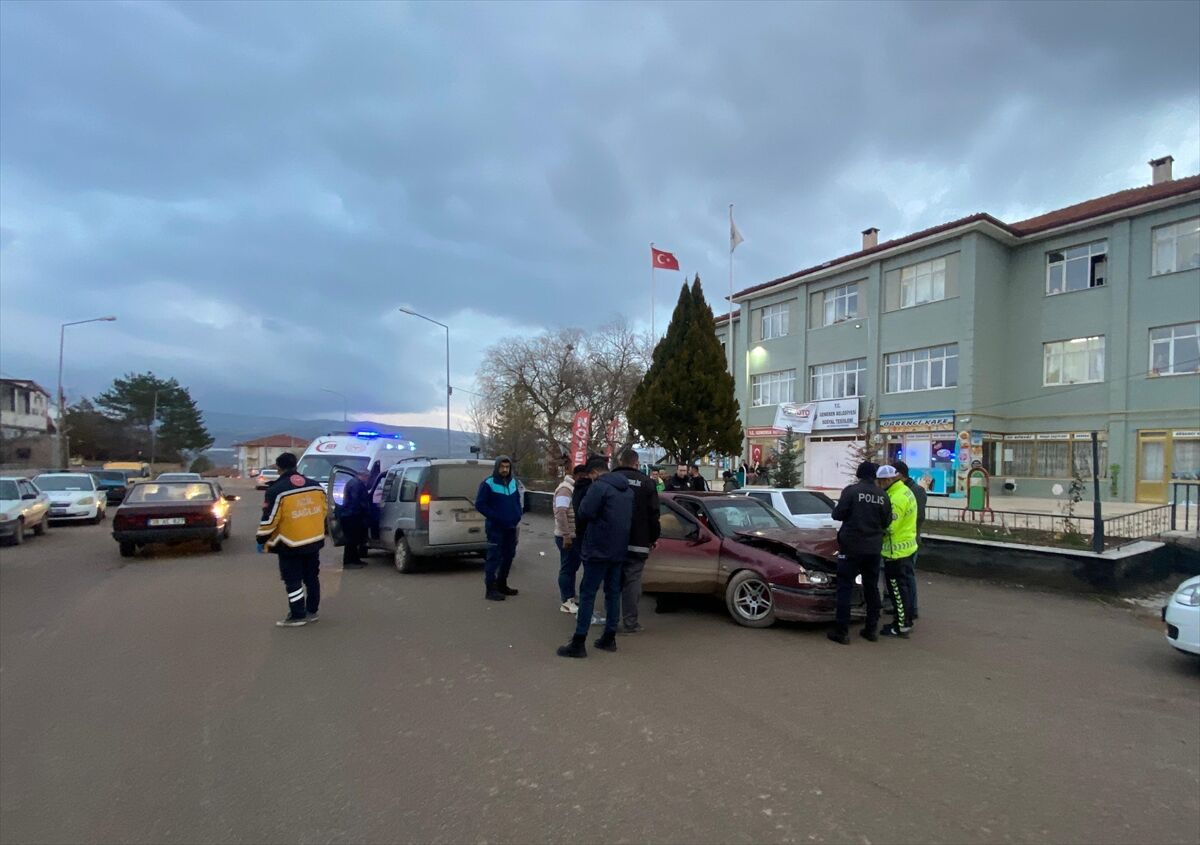 Sivas'ta hafif ticari araç ile otomobil çarpıştı, 3 kişi yaralandı