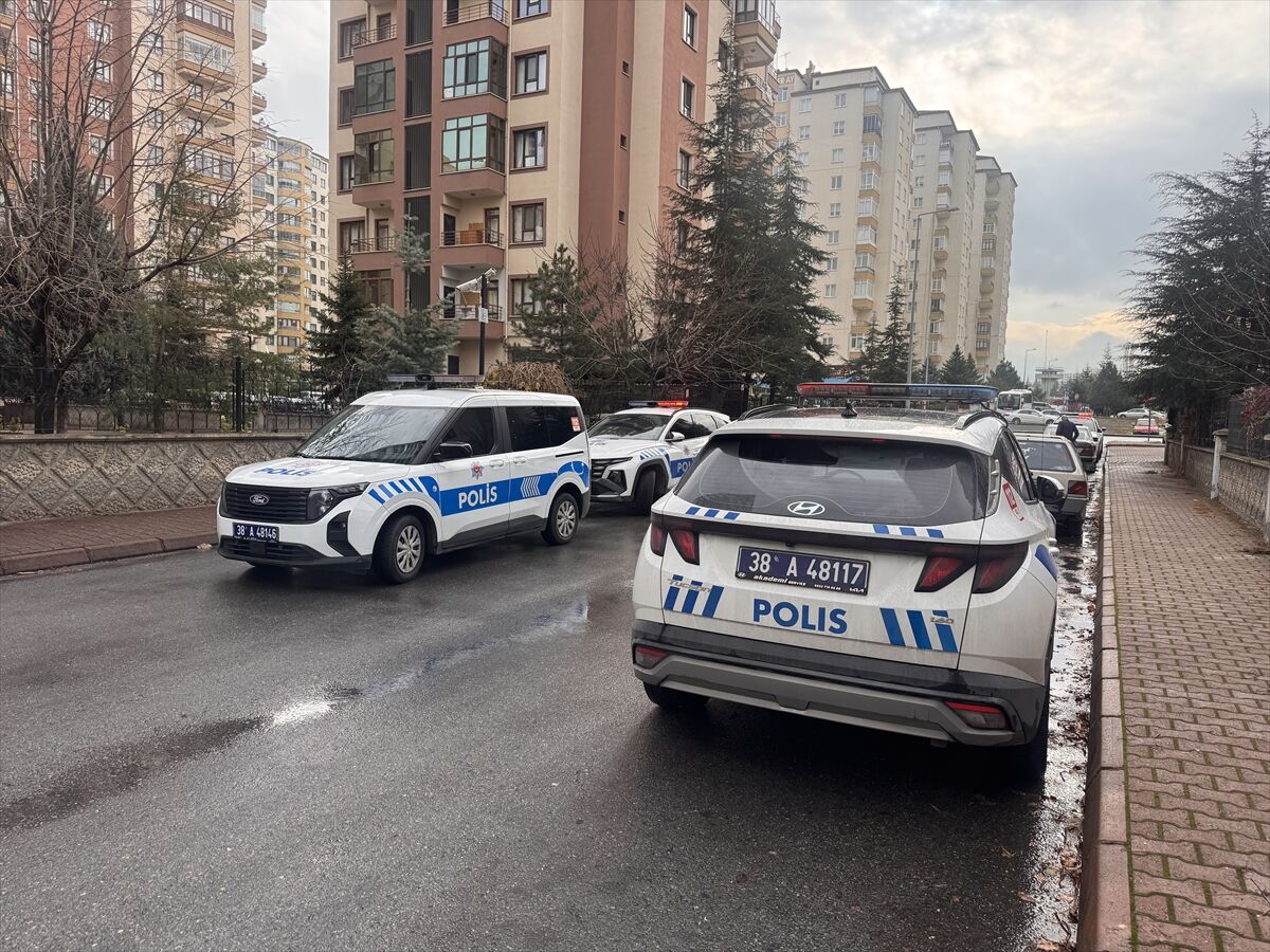 Kayseri'de bir kişi eşiyle konuşmak için gittiği binada görevlinin karısını öldürdü