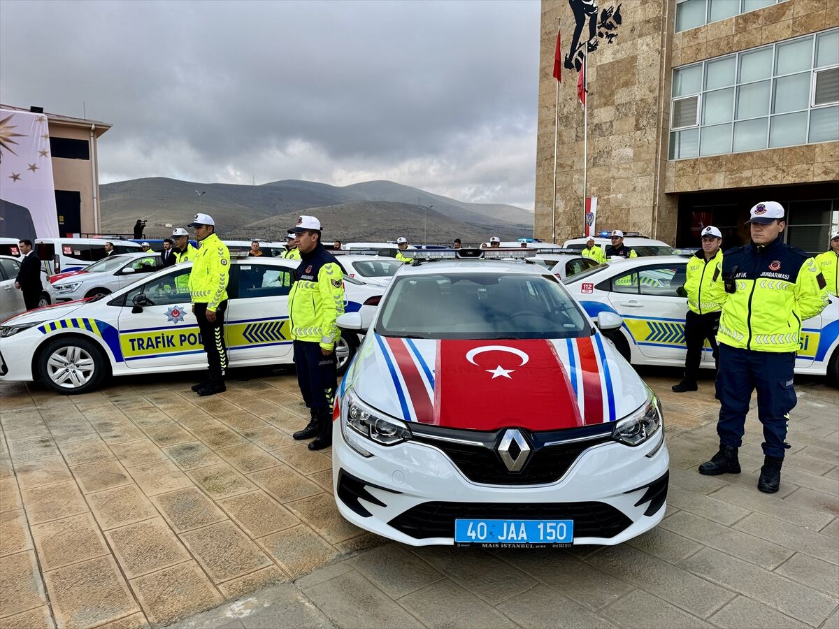 Kırşehir'de jandarma ve emniyet teşkilatına tahsis edilen 87 yeni araç hizmete alındı