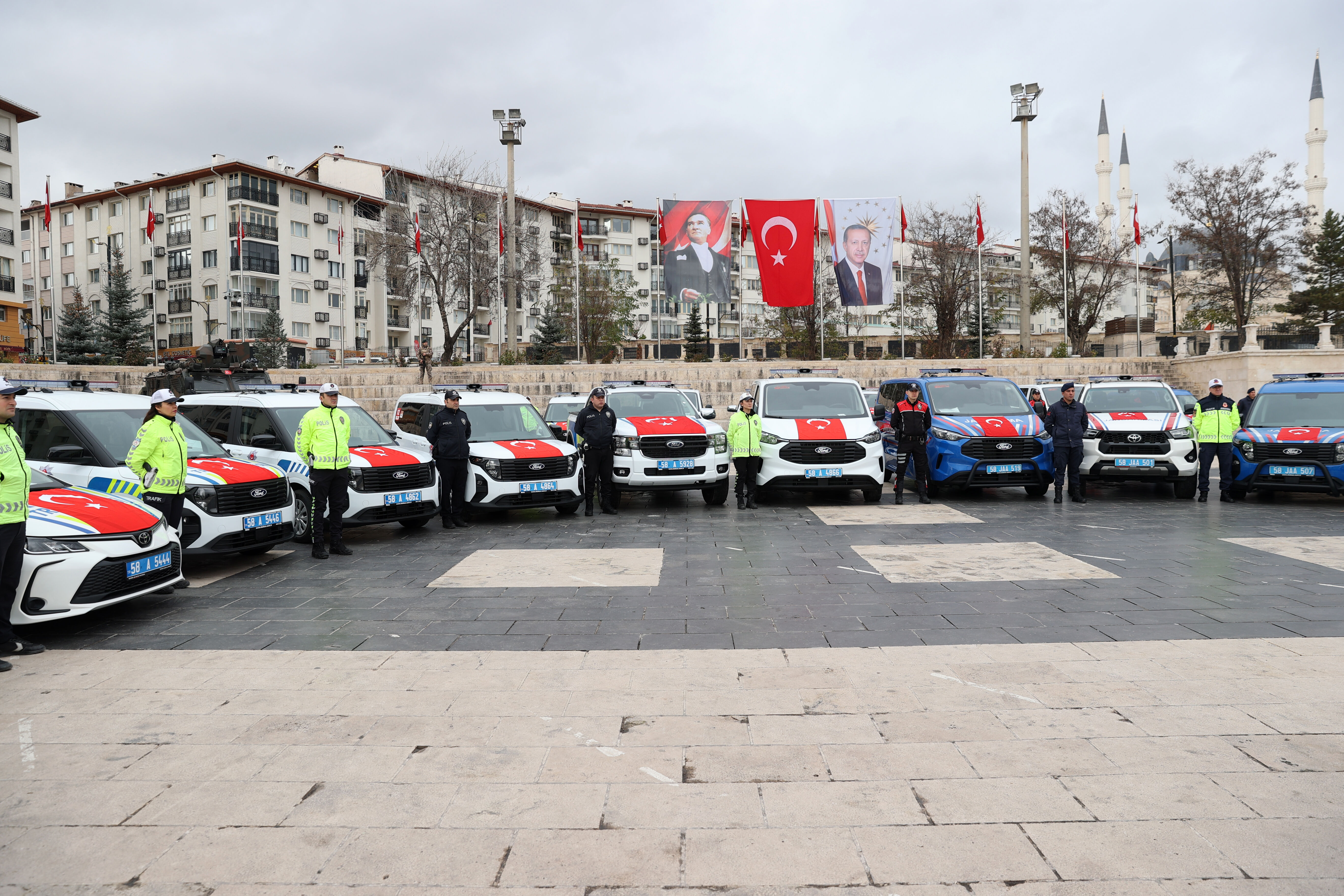 Sivas'ta emniyet ve jandarma teşkilatlarına 62 araç tahsis edildi