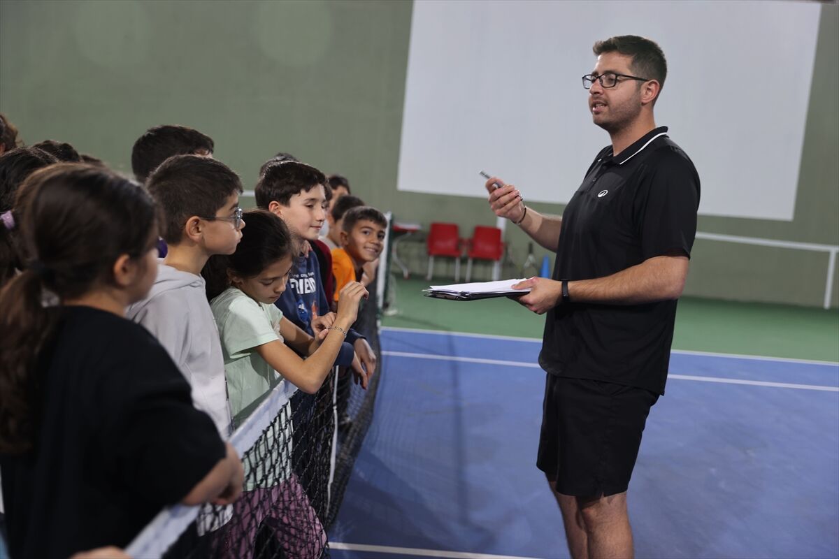 Nevşehir'de farklı yaş gruplarında 120 kişi tenis öğreniyor
