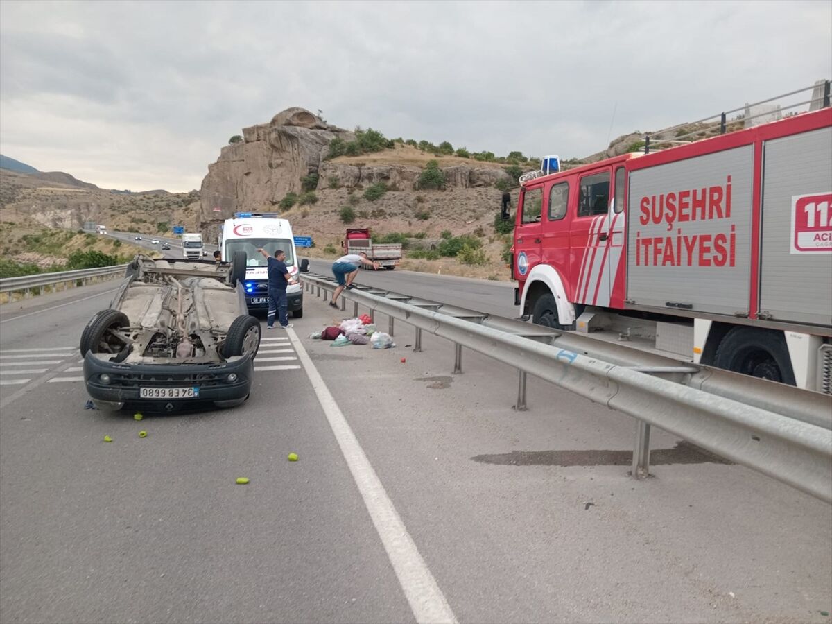 Sivas'ta devrilen otomobilin sürücüsü yaralandı