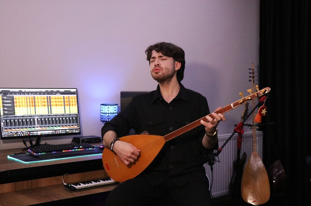 Genç müzisyenin stüdyoya çevirdiği odasından bağlama ailesinin ezgileri yükseliyor