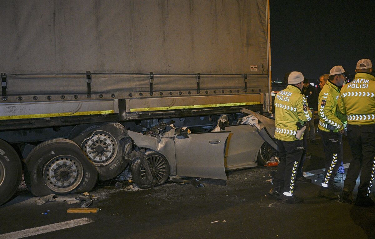 Ankara'da tıra çarpan otomobildeki 2 kişi öldü, 1 kişi ağır yaralandı
