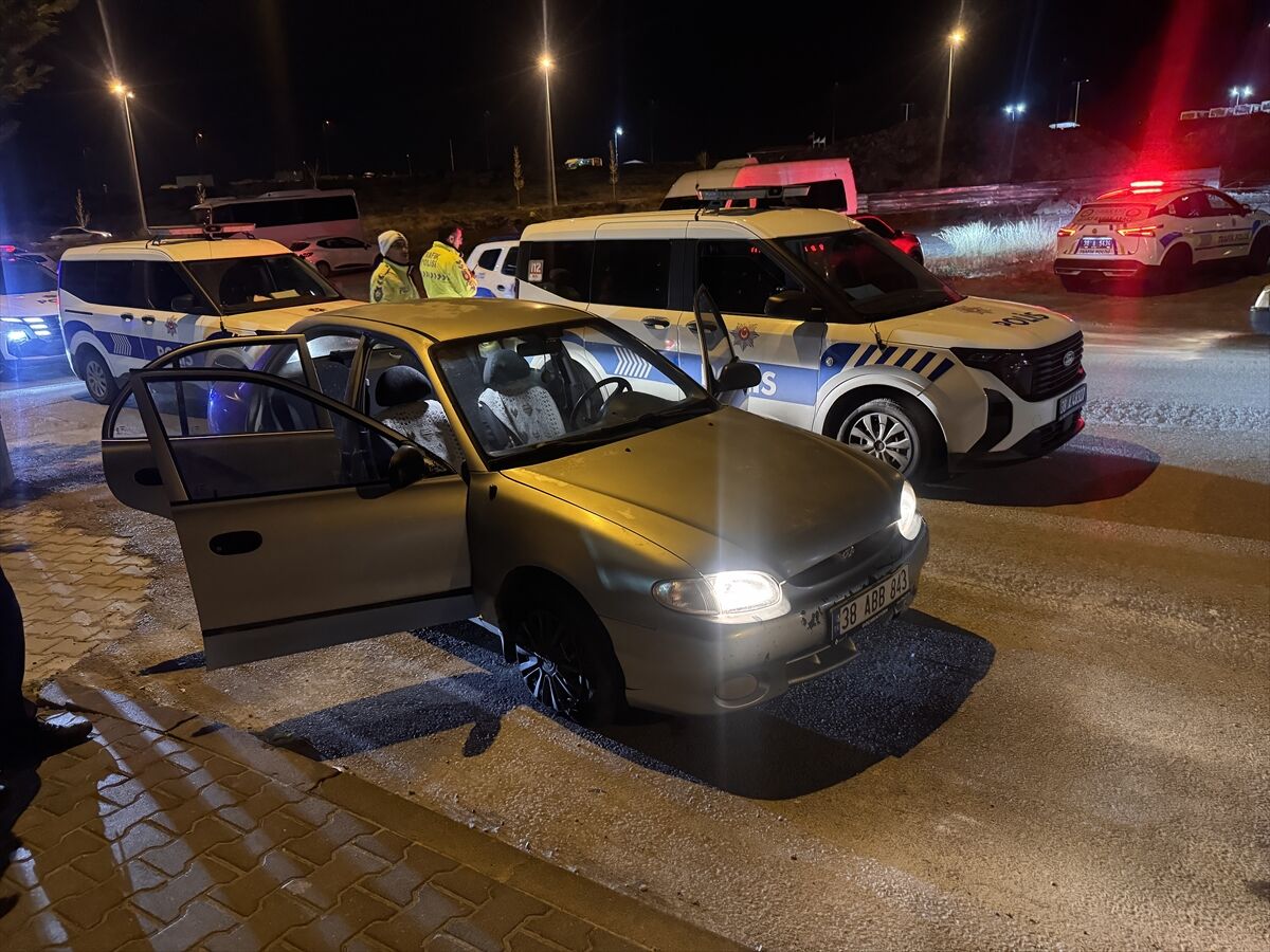 Kayseri'de polise çarptıktan sonra kaçmaya çalışan araçtaki 4 kişi yakalandı