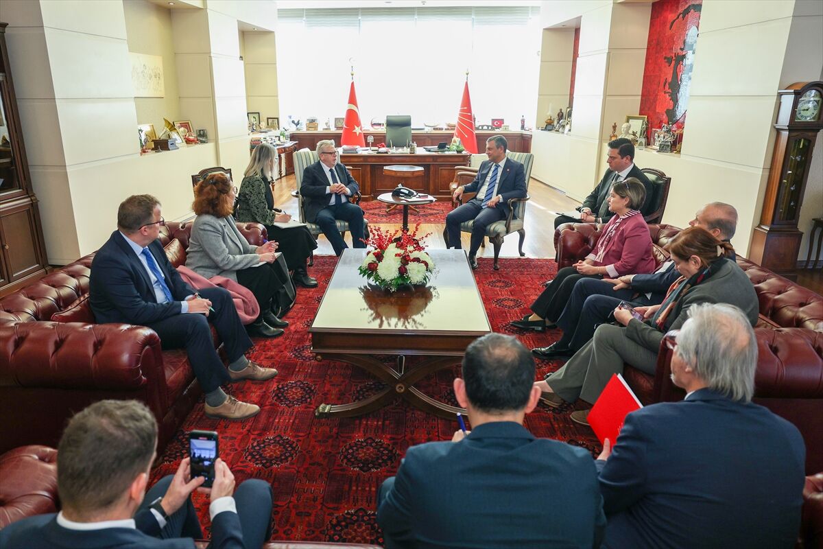 CHP Genel Başkanı Özel, AP Türkiye Raportörü Amor ile görüştü