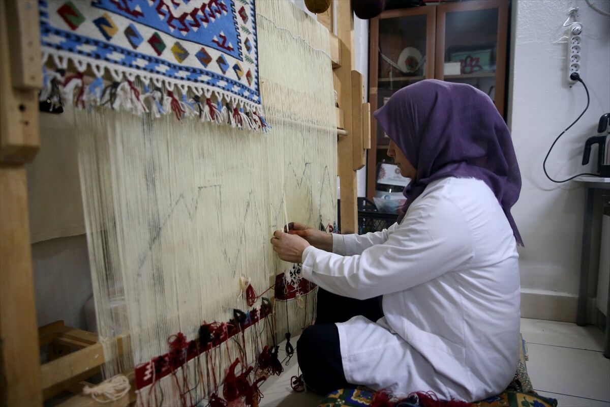 Tarihi Sarız kilimi unutulmaması için dokunup arşivleniyor