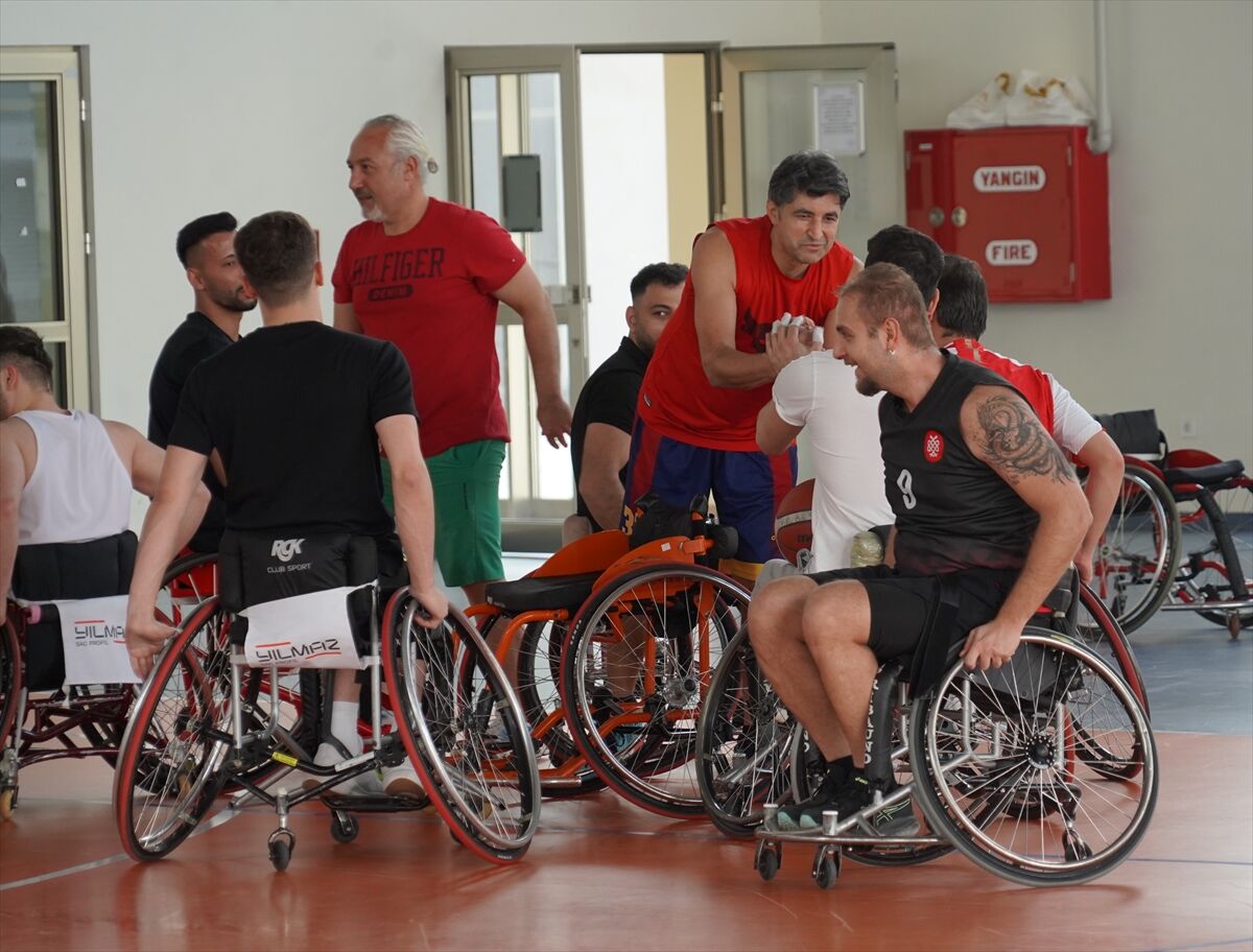 Kayseri'de doktorlar tekerlekli sandalyede engelli sporcularla basketbol maçı yaptı