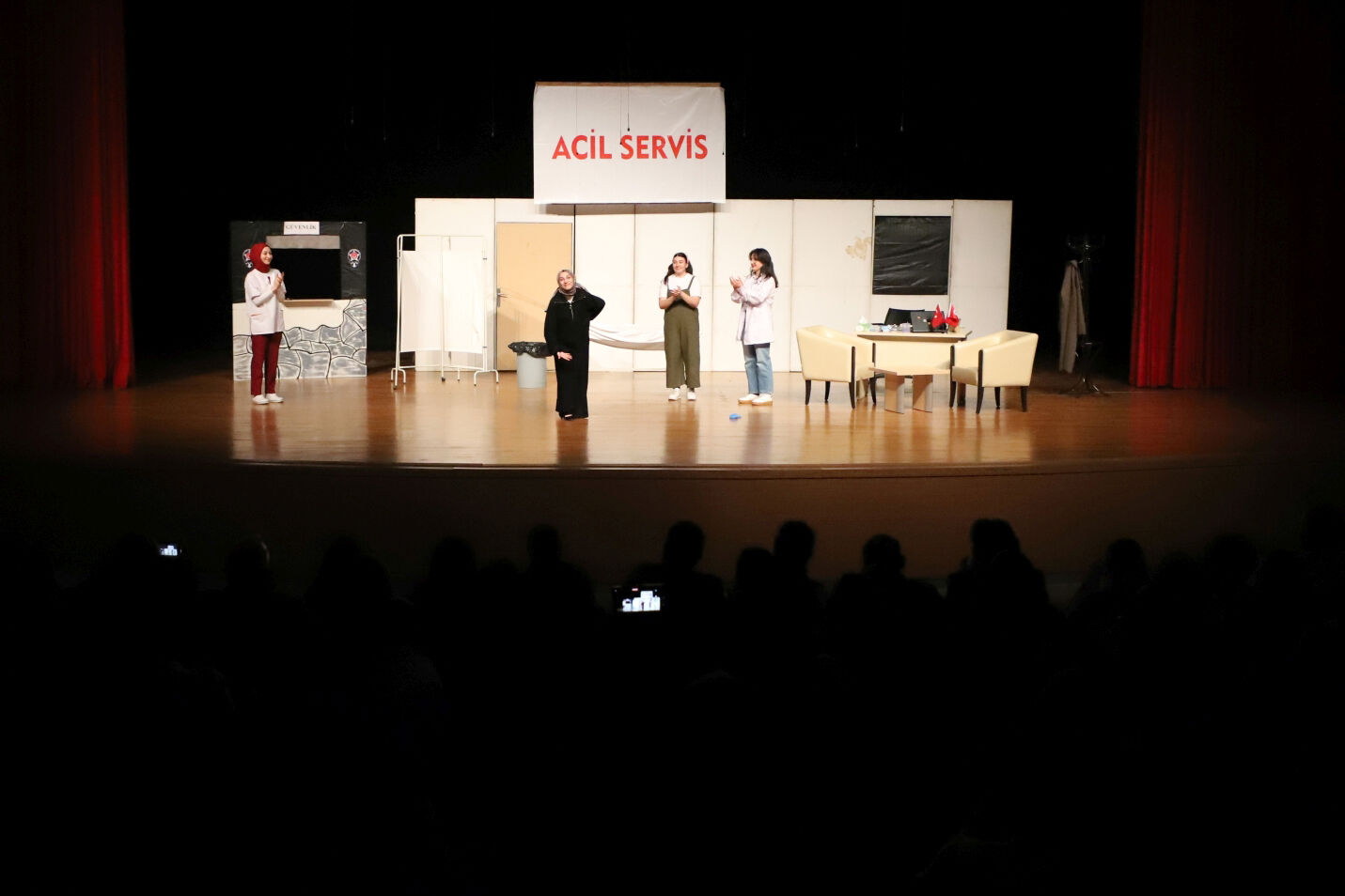 Nevşehir Hacı Bektaş Veli Üniversitesinde 'Acil Servis' tiyatro oyunu sahnelendi