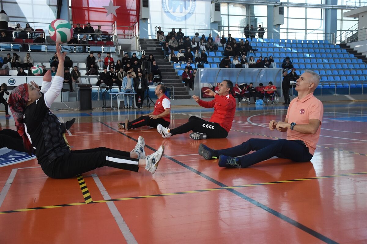 Karaman'da 3 Aralık Dünya Engelliler Günü kapsamında oturarak voleybol müsabakası düzenlendi