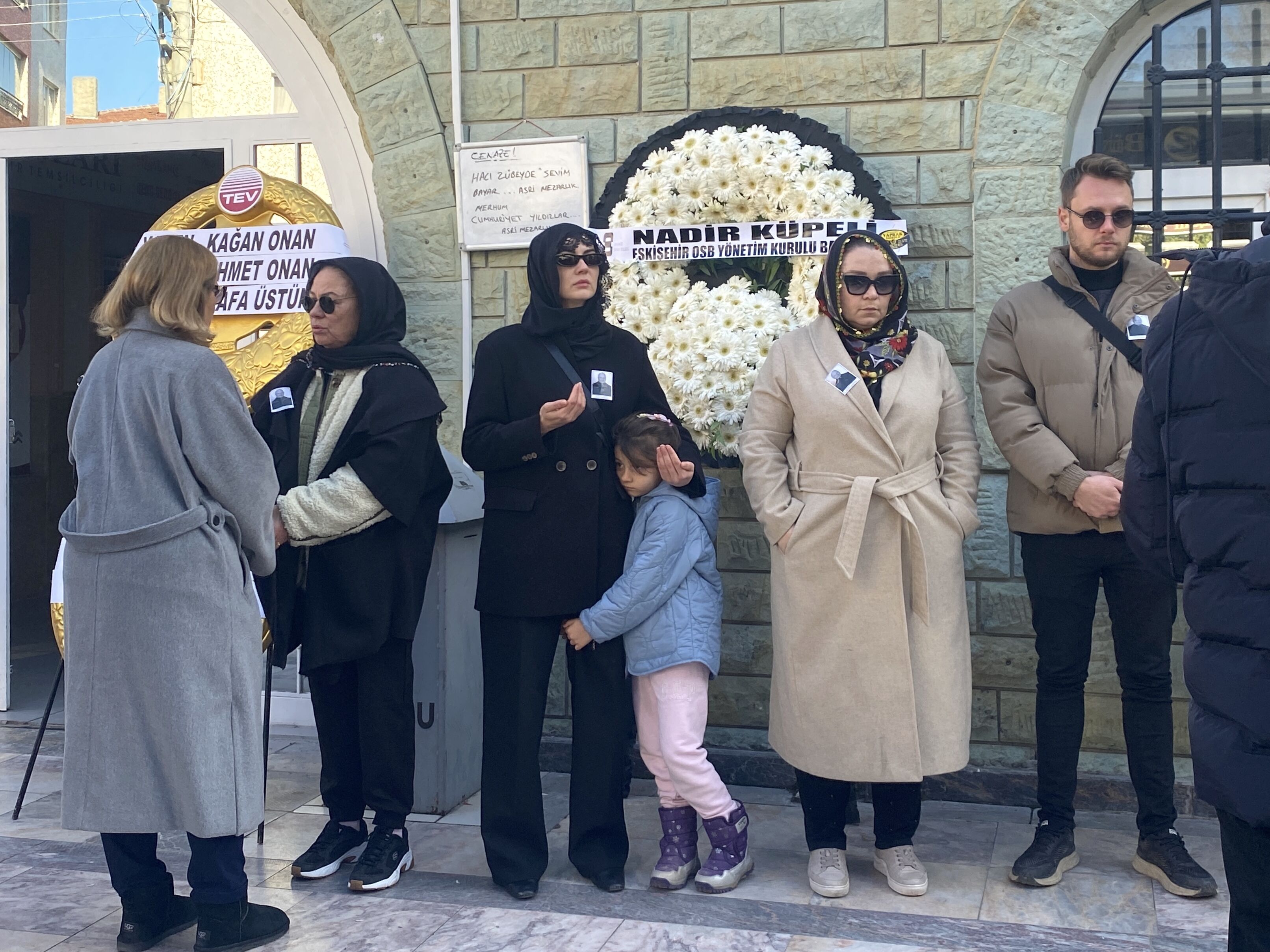 Oyuncu Burcu Özberk'in vefat eden dedesinin cenazesi Eskişehir'de toprağa verildi