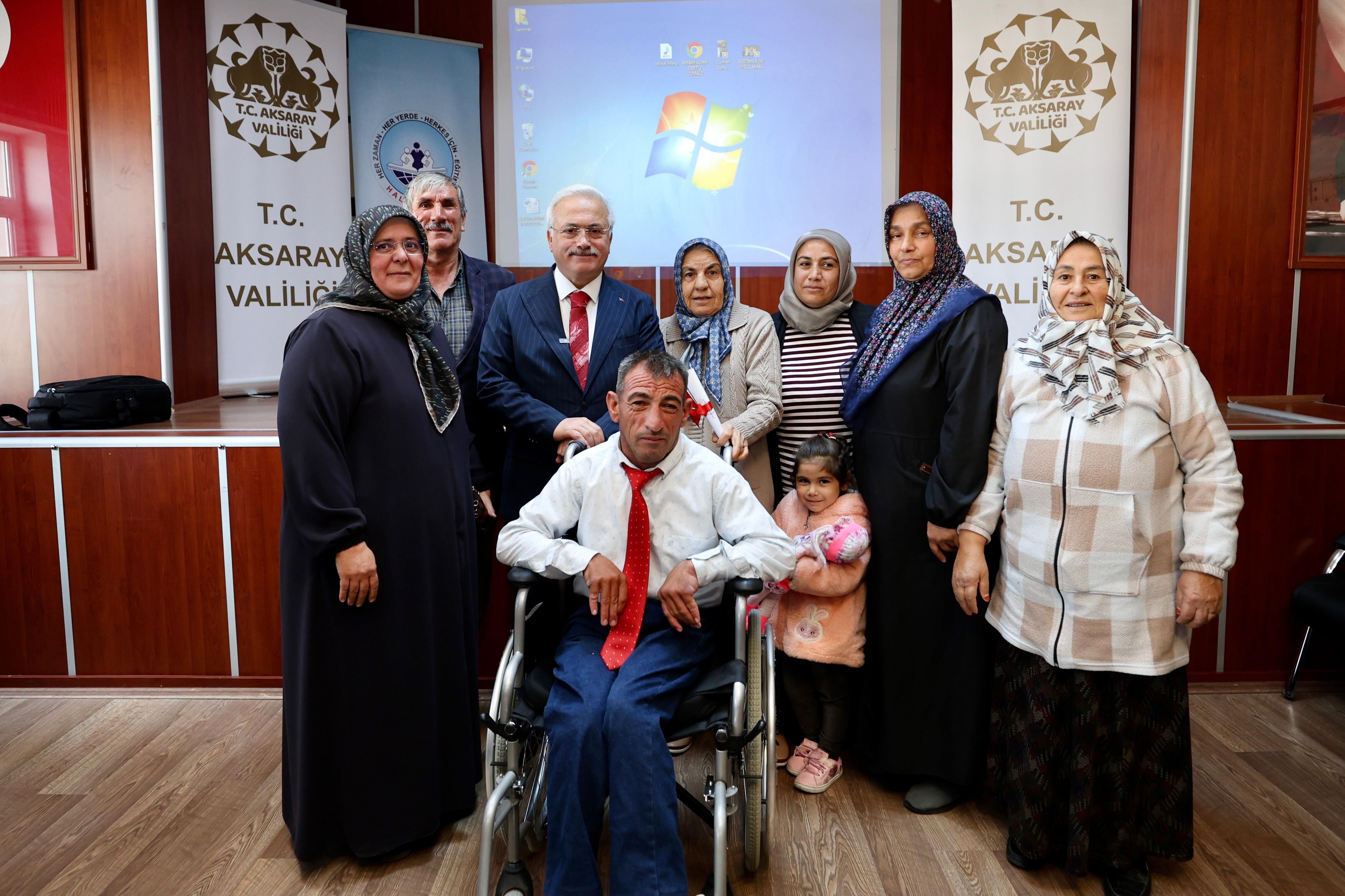 Vali Kumbuzoğlu, okuma yazma kursundan mezun olan bedensel engelliye diplomasını verdi