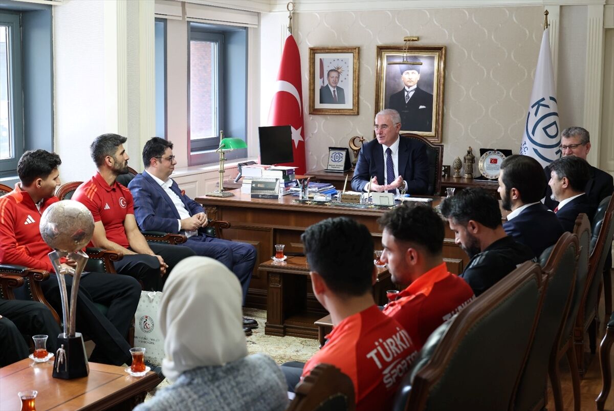 Ampute Milli Futbol Takımı, Kamu Başdenetçisi Akarca'yı ziyaret etti