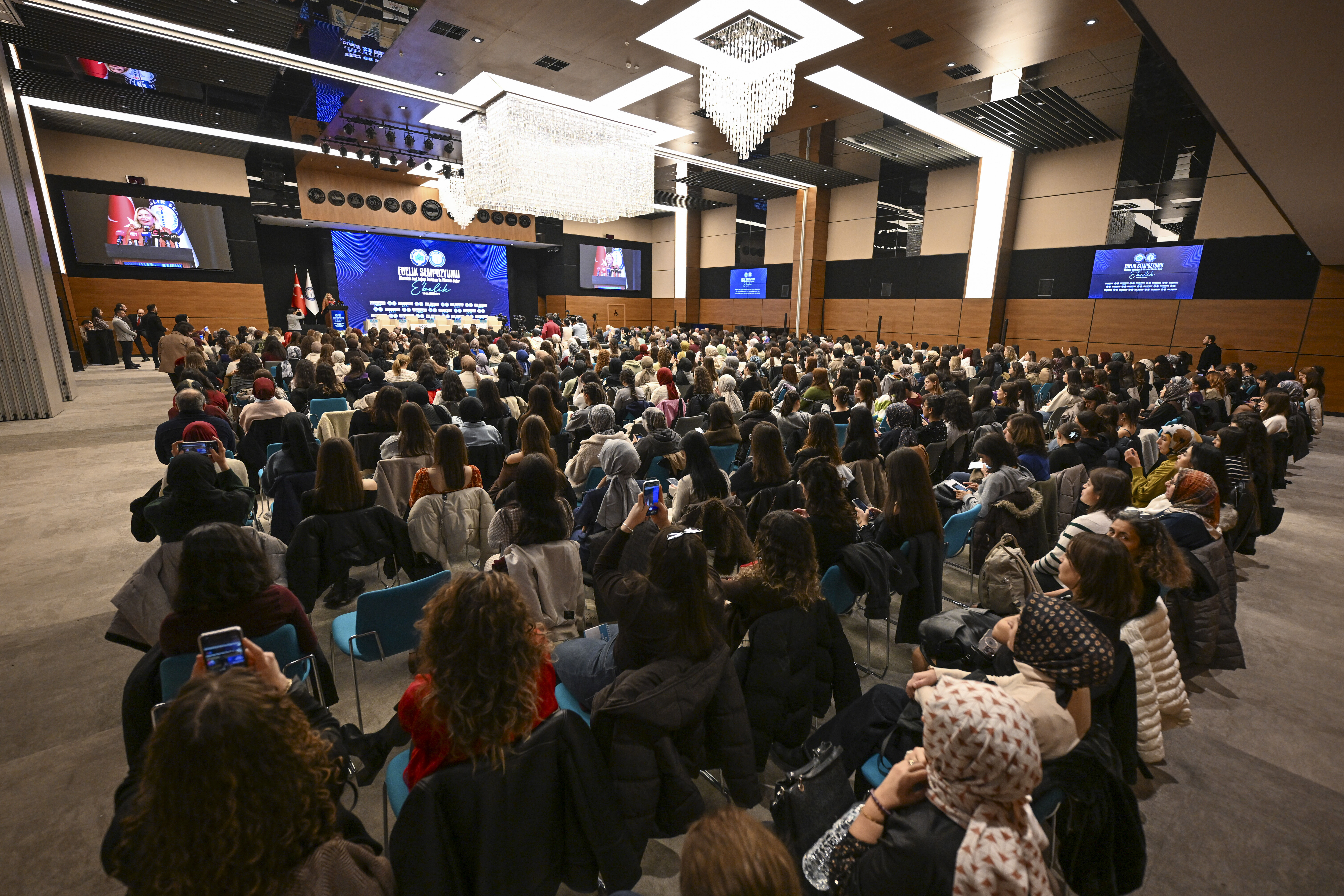 Sağlık-Sen, 'Doğum Politikası ile Yükselen Değer: Ebelik' sempozyumu düzenledi