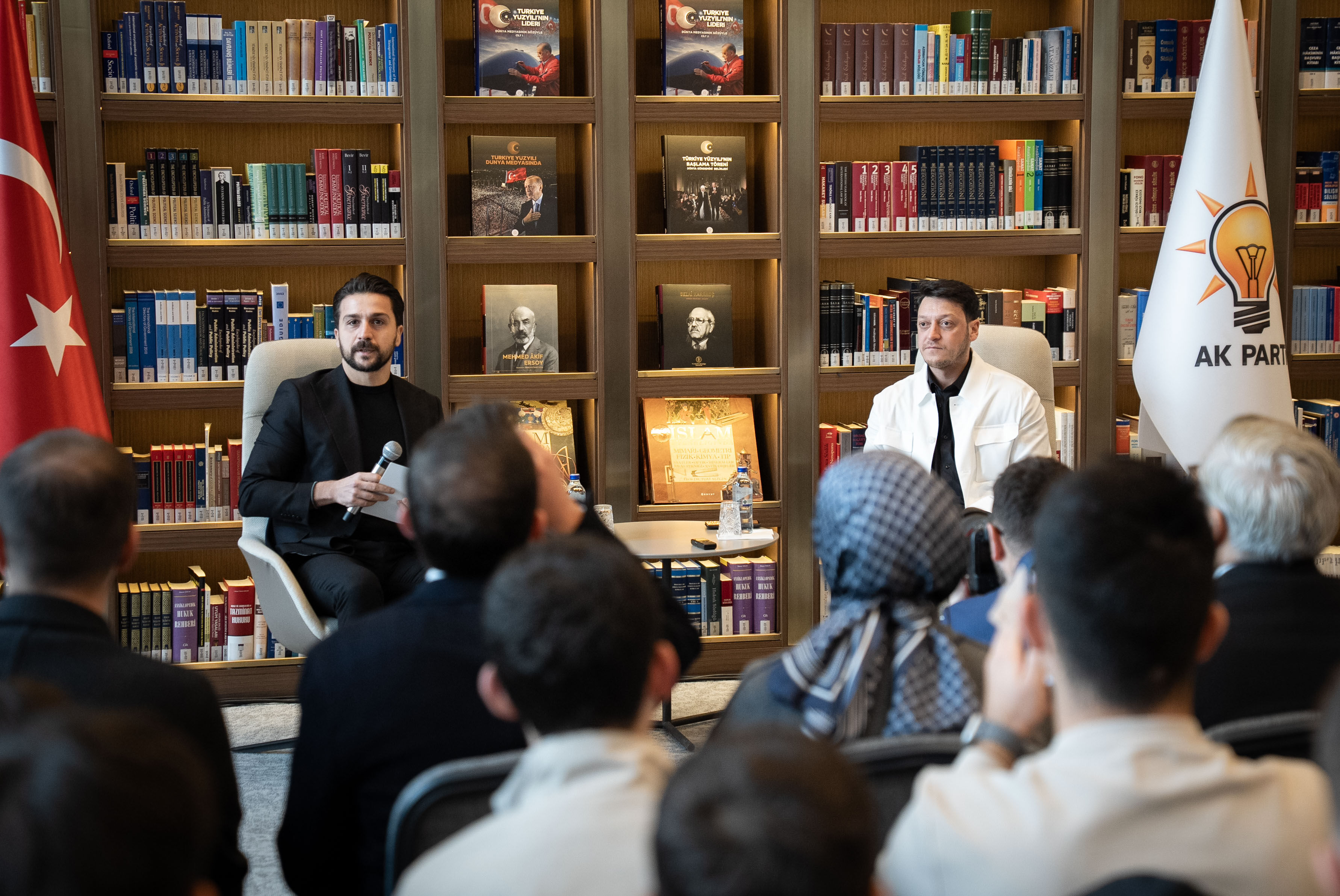 Mesut Özil, 'Kütüphane Sohbetleri' programına konuk oldu: