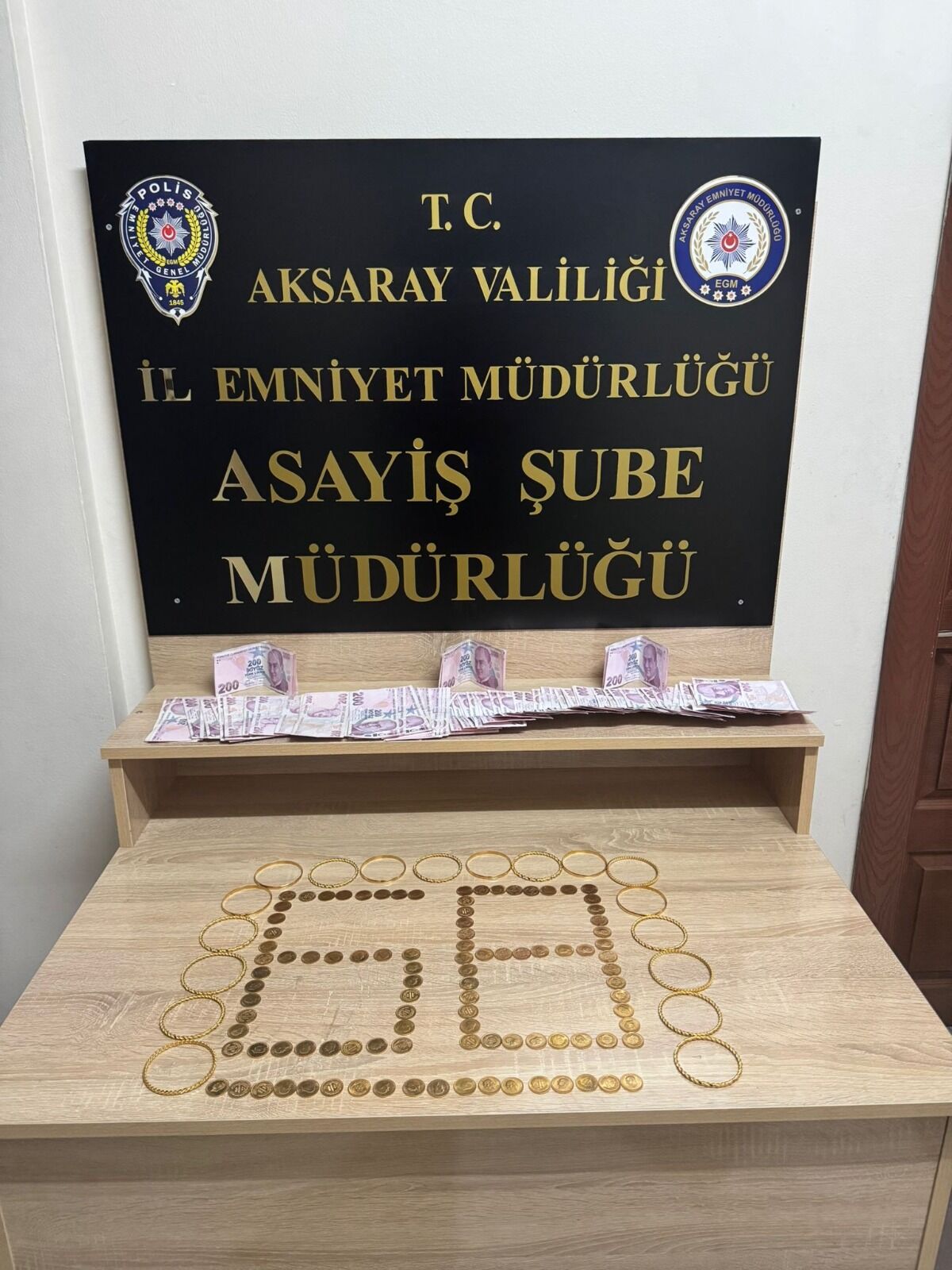 Aksaray'da polis olarak tanıttığı kişinin 5,5 milyon liralık ziynet eşyasını dolandıran şüpheli yakalandı