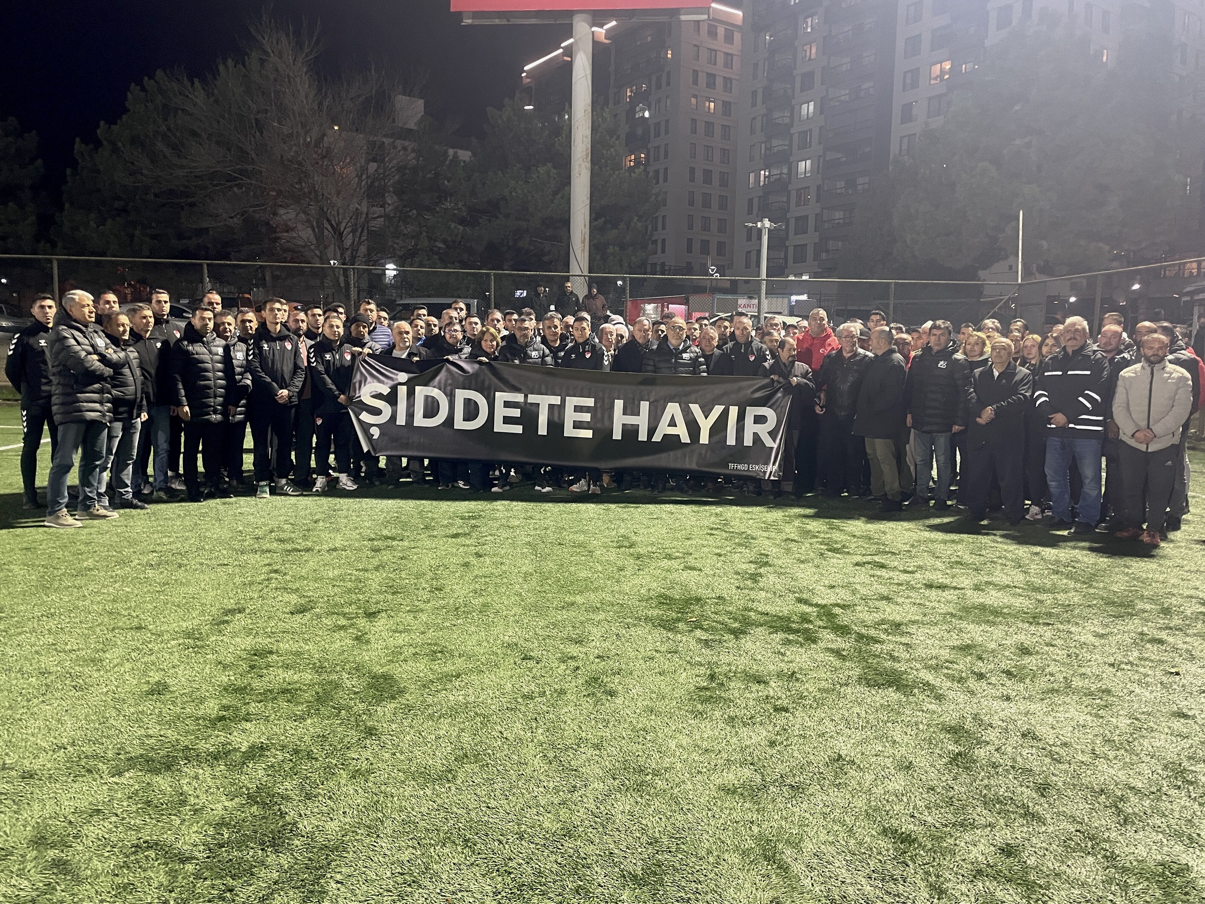 Amatör maçta hakemi darbeden futbolcu ile kulüp yöneticisi babası tutuklandı