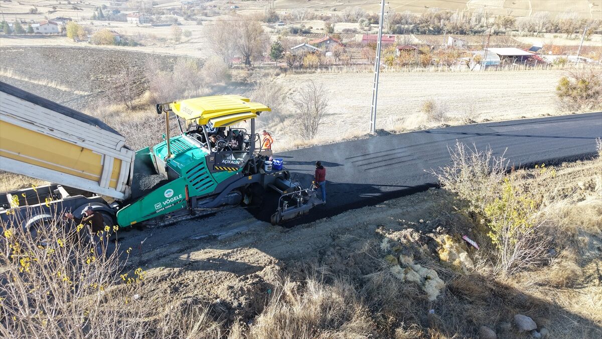 Kayseri Büyükşehir Belediyesi, Höbek Mahallesi'ne 8 bin 600 tonluk asfalt çalışması gerçekleştirdi