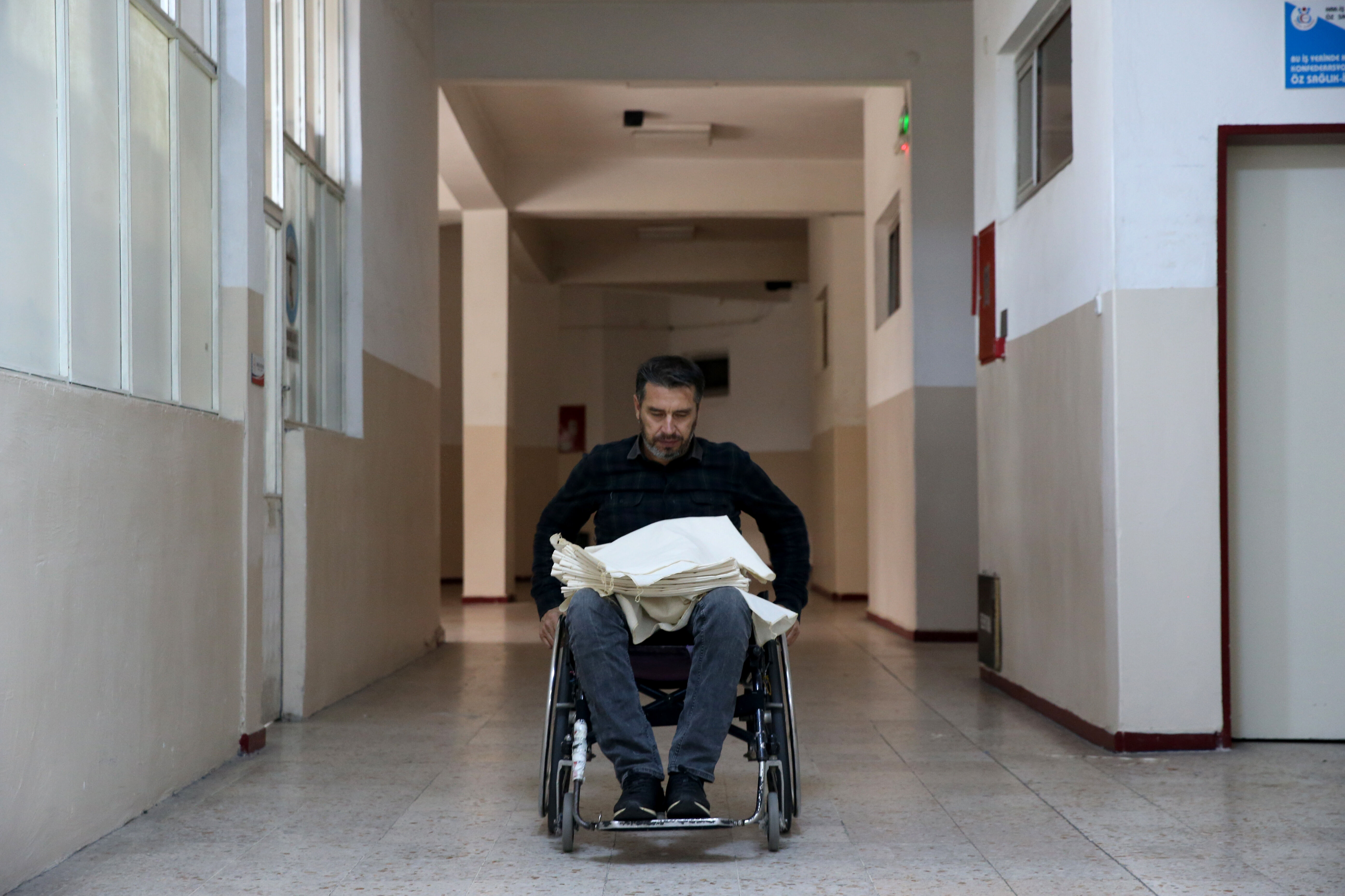 Kooperatif kuran bedensel engelliler ürettikleri tekstil ürünlerini Türkiye'nin farklı illerine gönderiyor