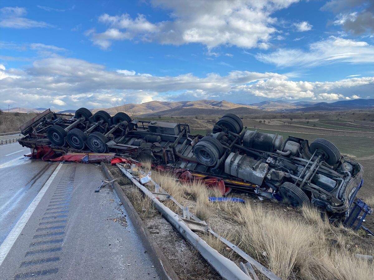 Çankırı'da aynı bölgede meydana gelen iki trafik kazasında iki kişi yaralandı