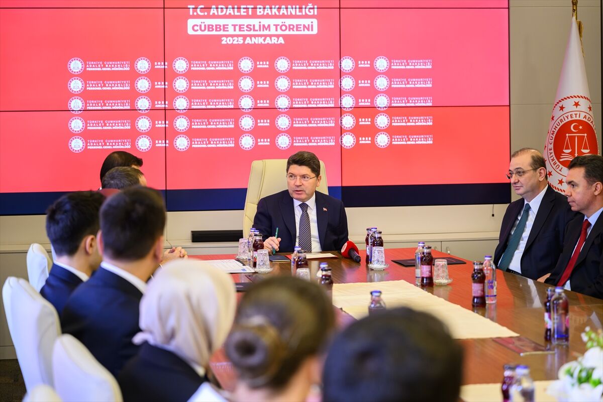 Adalet Bakanı Tunç, dereceye giren hakim ve savcı adaylarına cübbelerini teslim etti