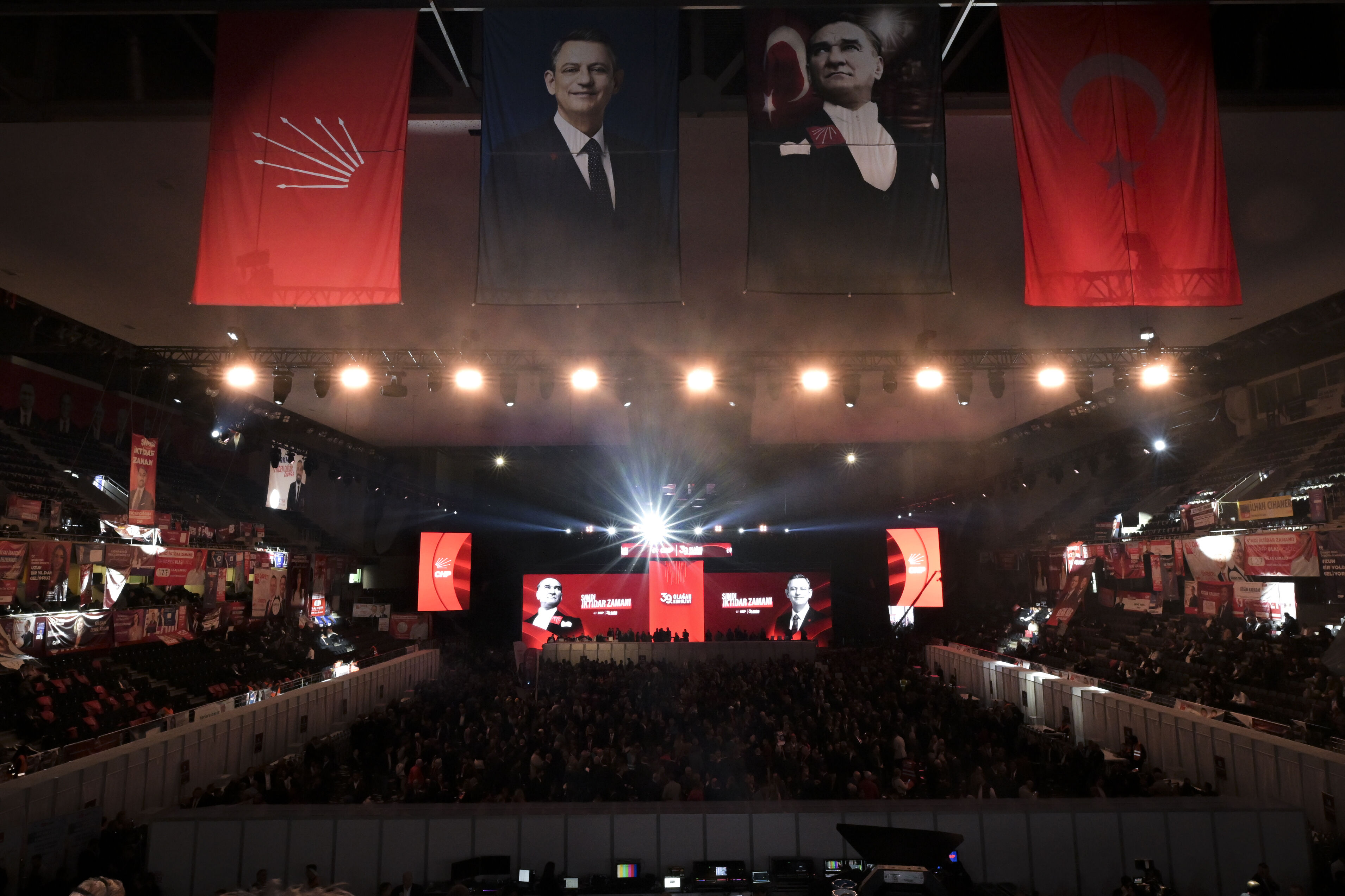 Özgür Özel, CHP 39. Olağan Kurultayı'nda PM ve YDK üyelerinin seçiminde oyunu kullandı: