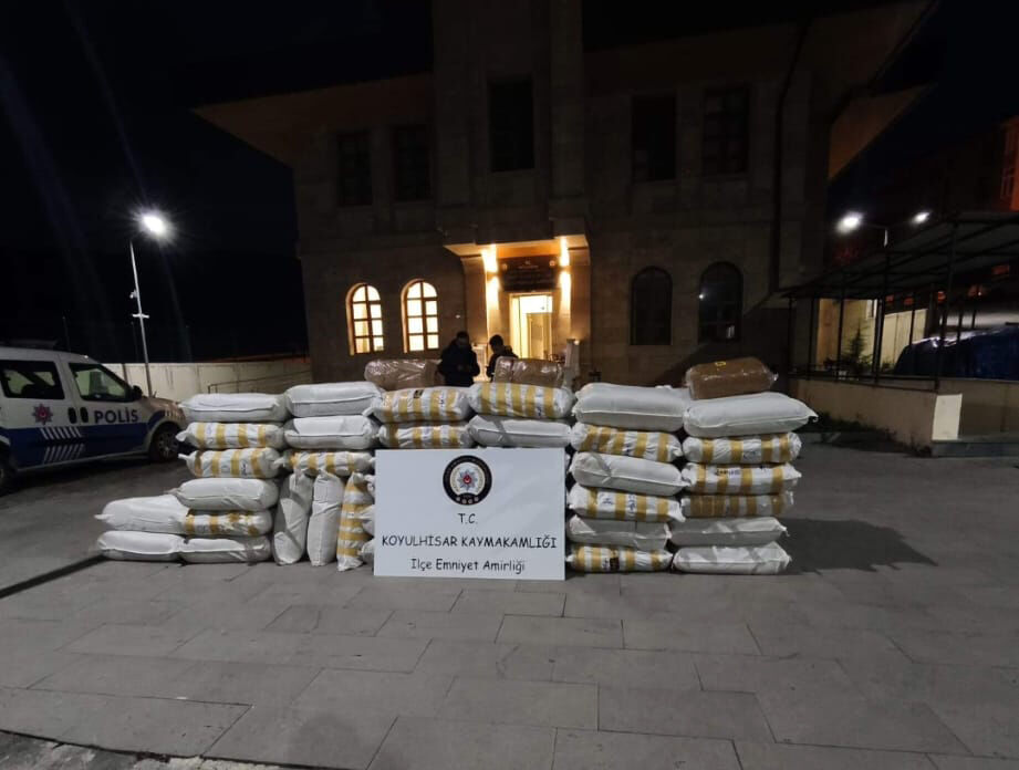 Sivas'ta 1 ton 150 kilogram gümrük kaçağı tütün ele geçirildi
