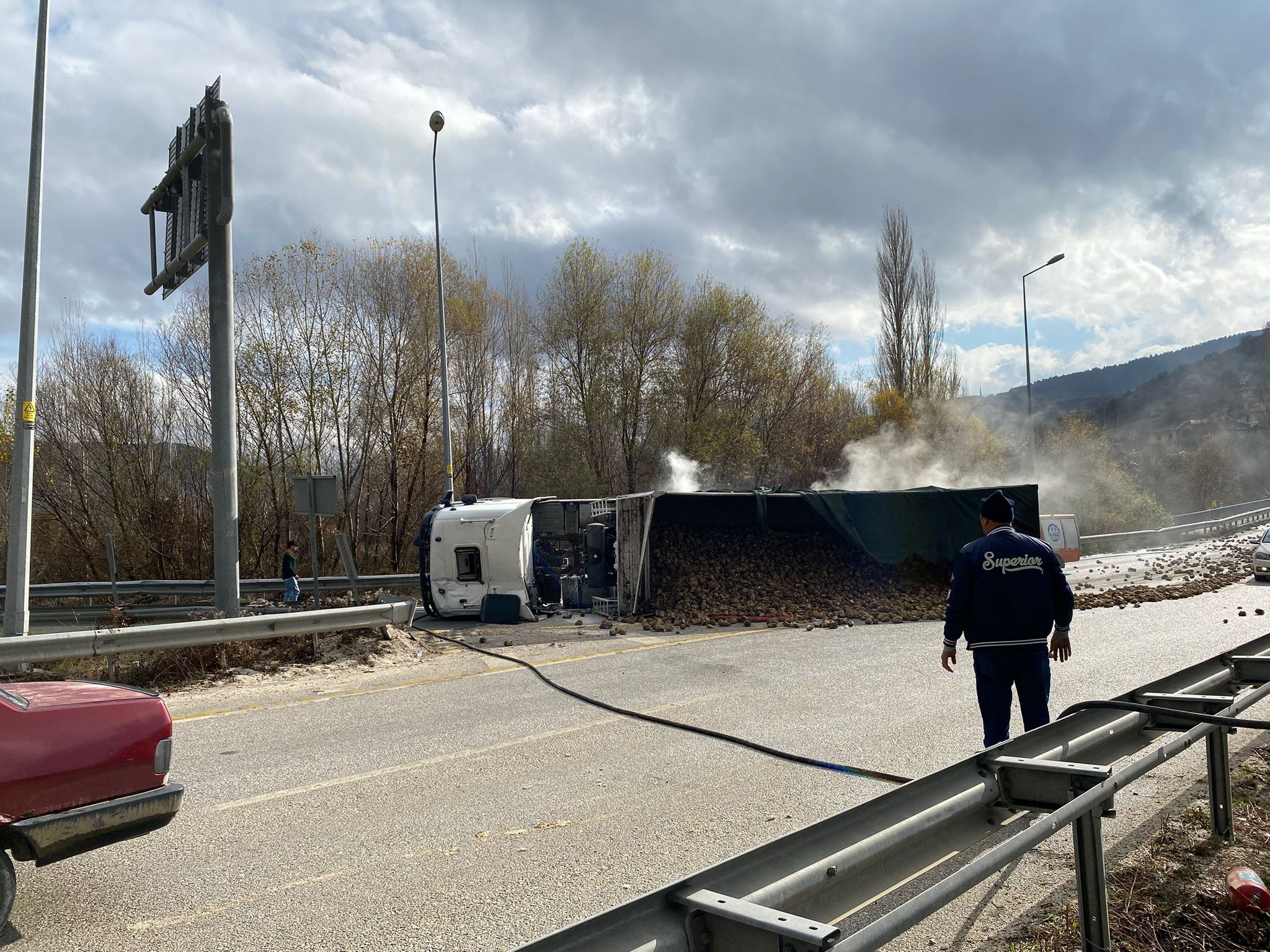Çankırı'da devrilen pancar yüklü tırın sürücüsü ağır yaralandı