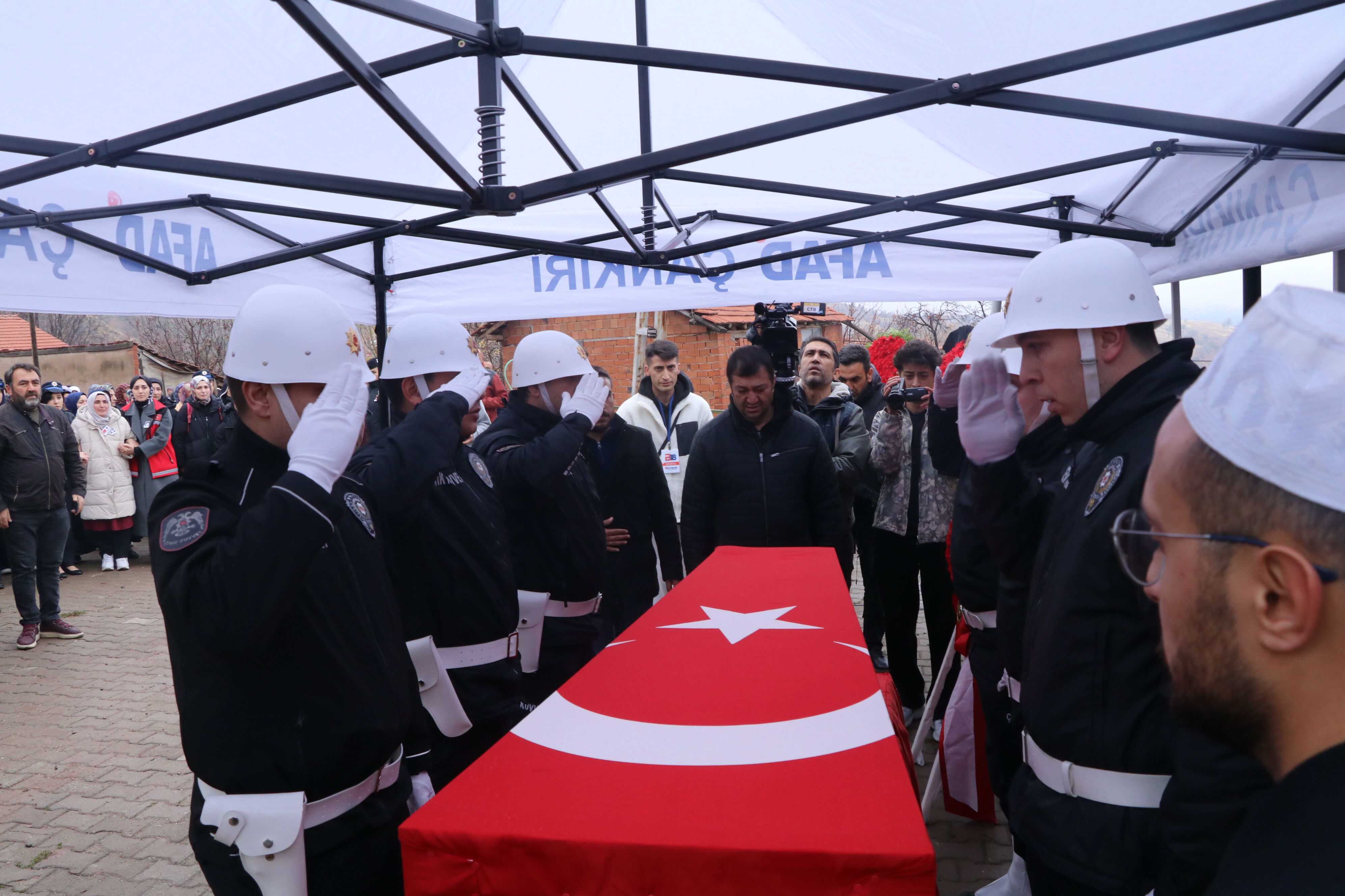 Manisa'da ekip aracının tıra çarpması sonucu şehit olan polisin cenazesi Çankırı'da toprağa verildi
