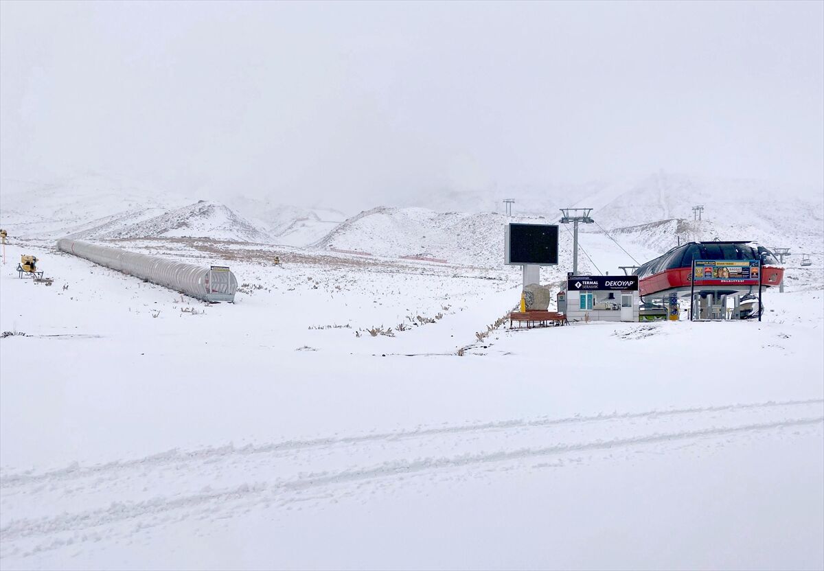 İç Anadolu'nun en yüksek dağı Erciyes'e kar yağdı