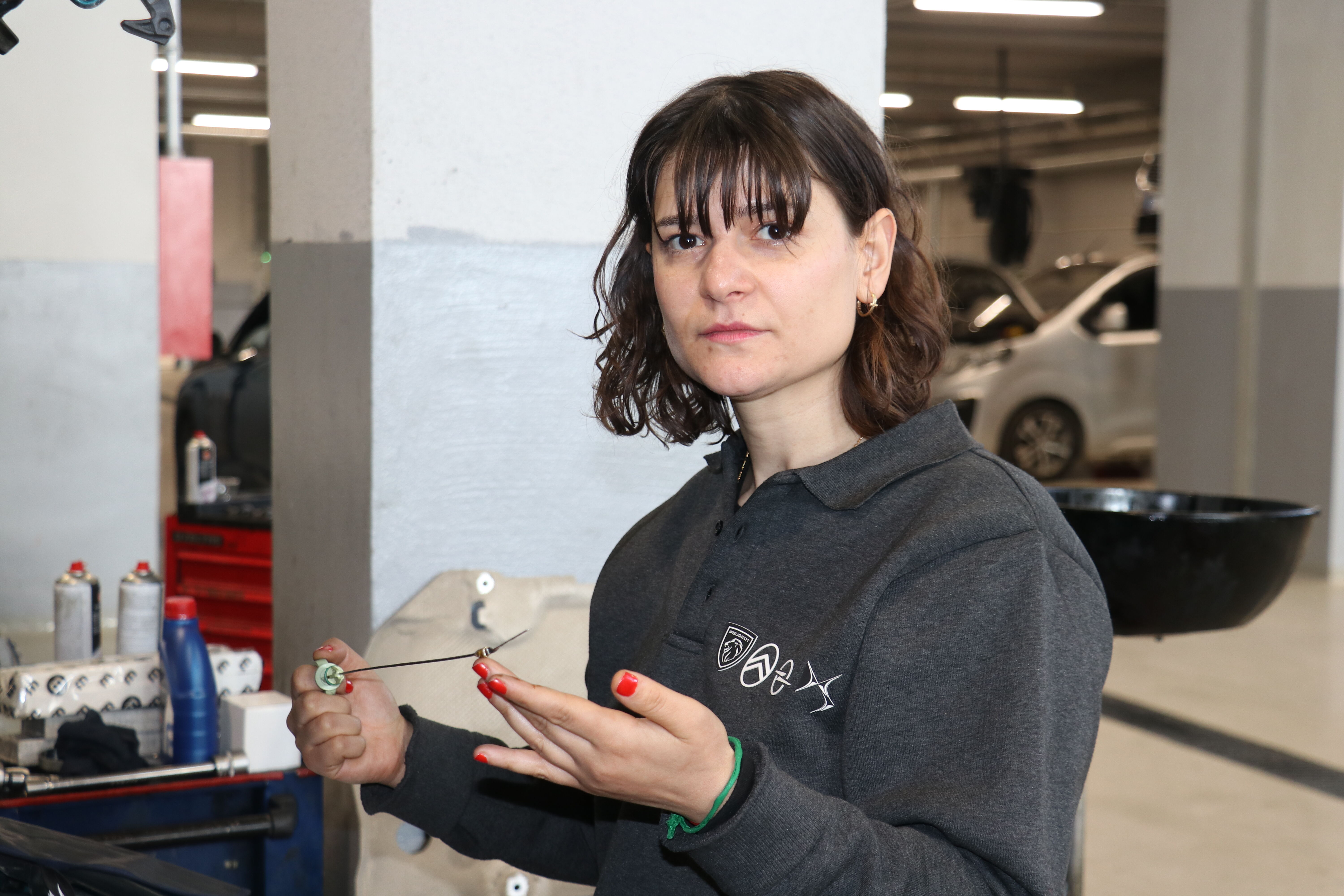 'Dilara usta' otomotiv servisinde araçların bakımını yapıyor