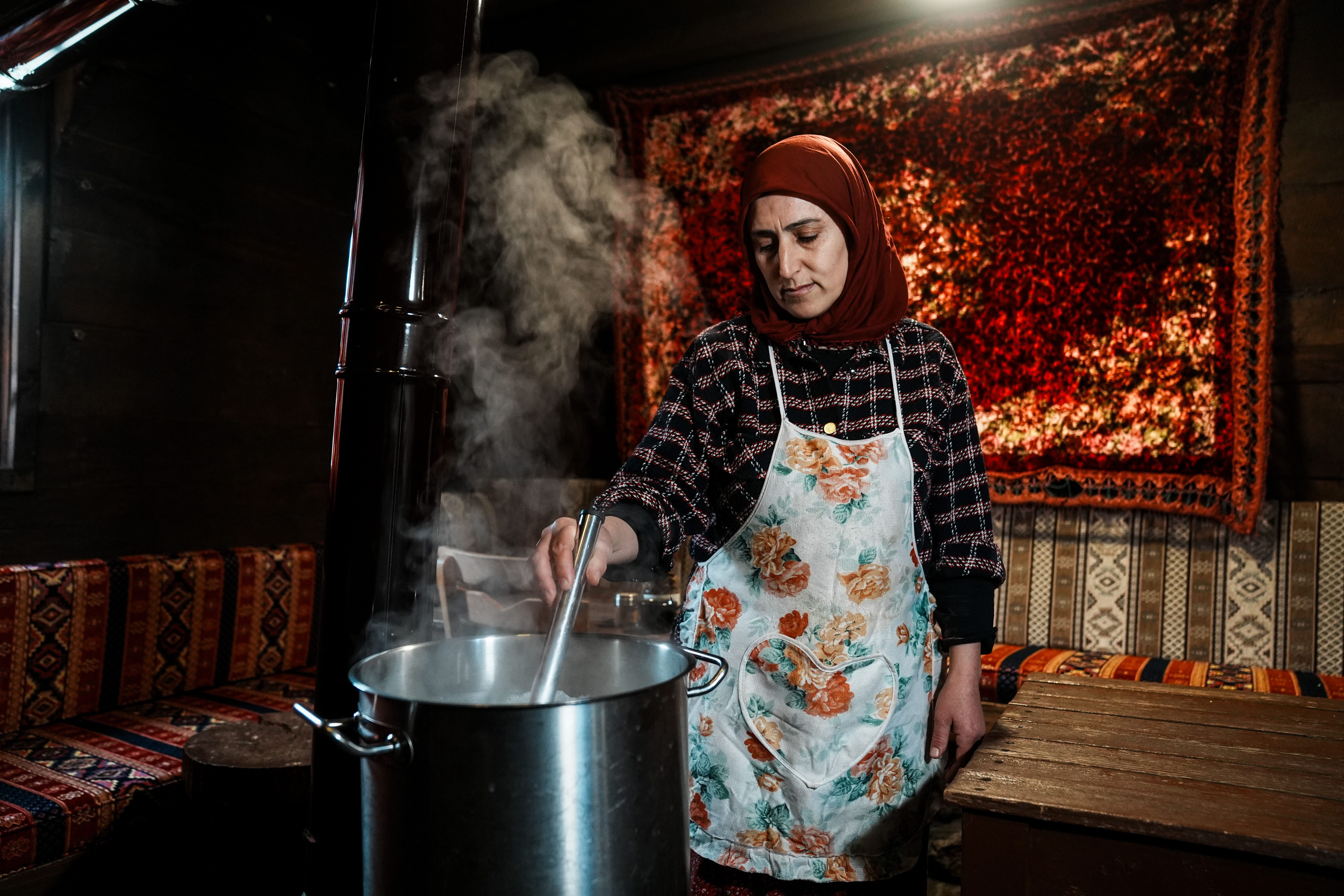 Altınköy'de geleneksel usulle hazırlanan salep ziyaretçilerin beğenisine sunuluyor