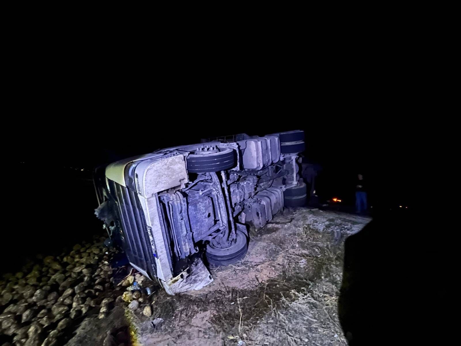 Yozgat'ta devrilen tırın sürücüsü öldü