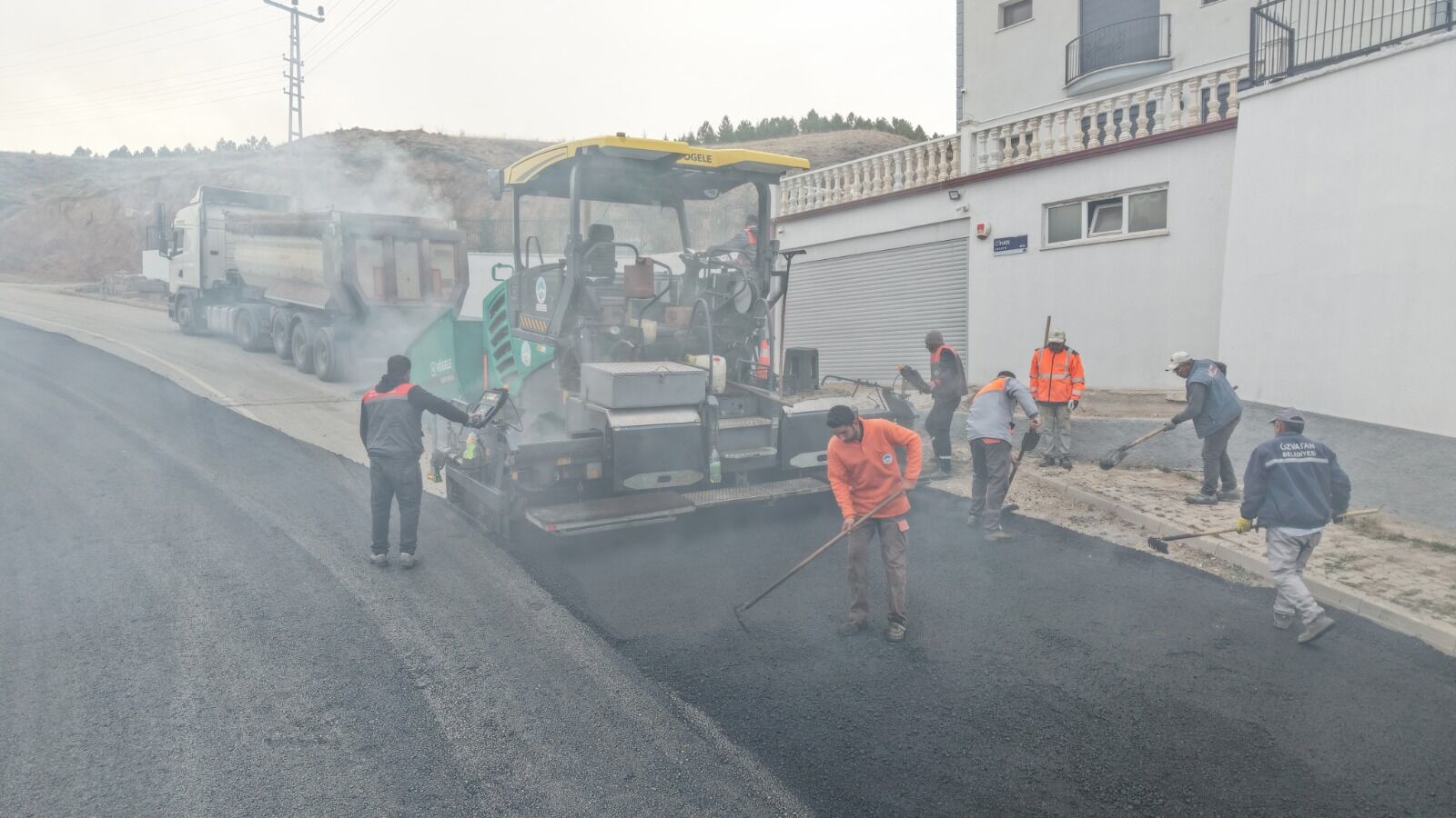 Büyükşehir Belediyesinin Özvatan'da sıcak asfalt çalışmaları sürüyor