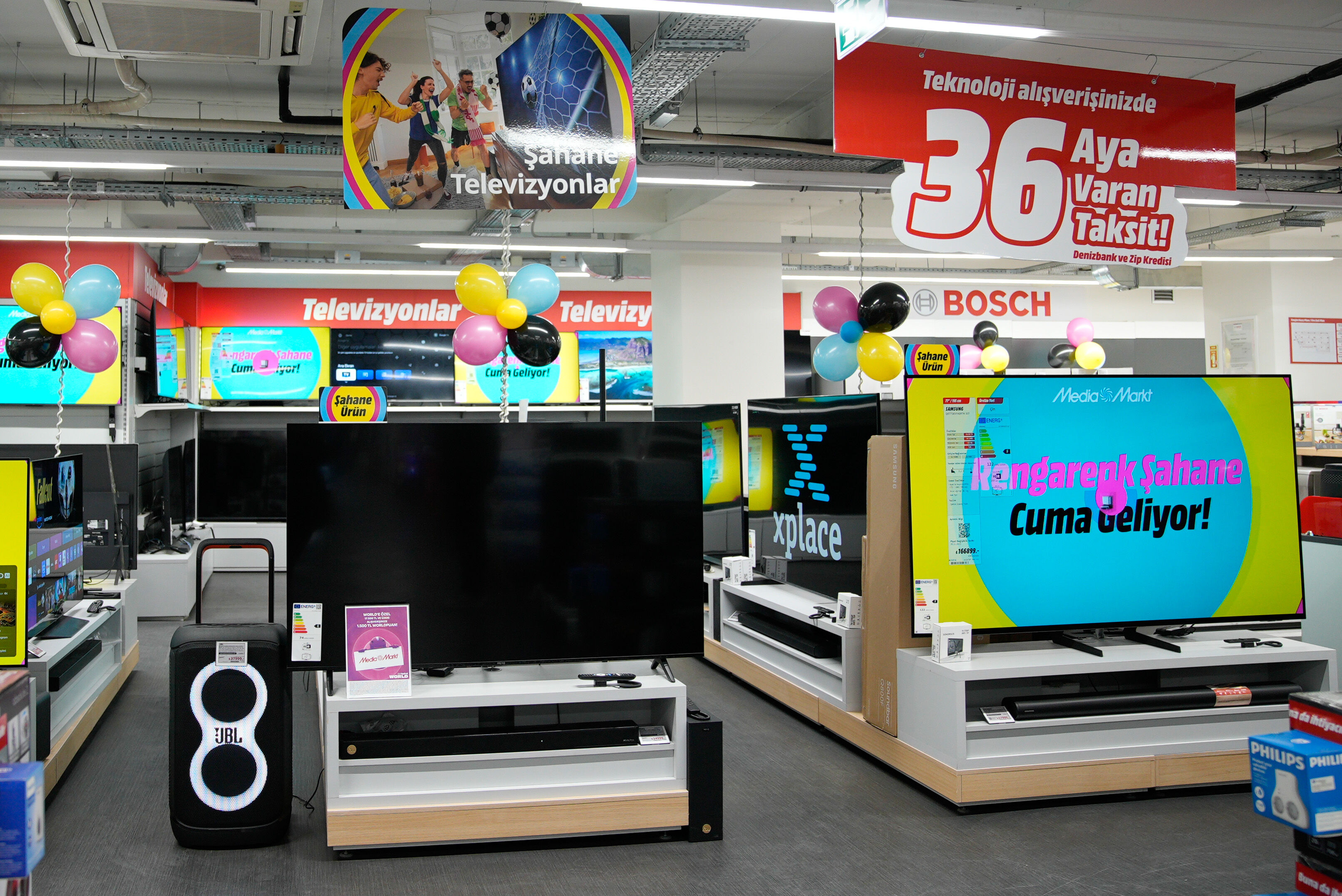 MediaMarkt Rengarenk Şahane Cuma kampanyasını 'Branda Yırtma' etkinliğiyle başlattı