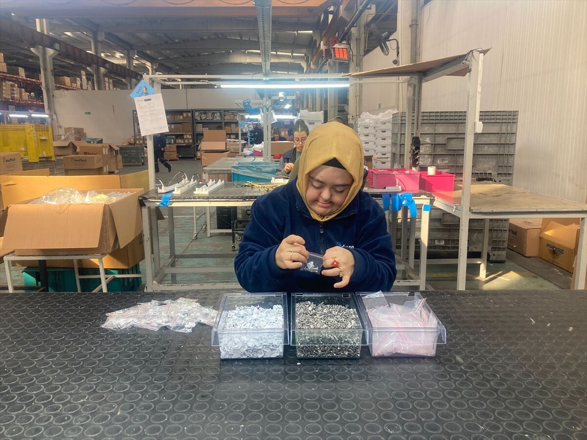 Down sendromlu genç çalıştığı fabrikada azmiyle takdir topluyor