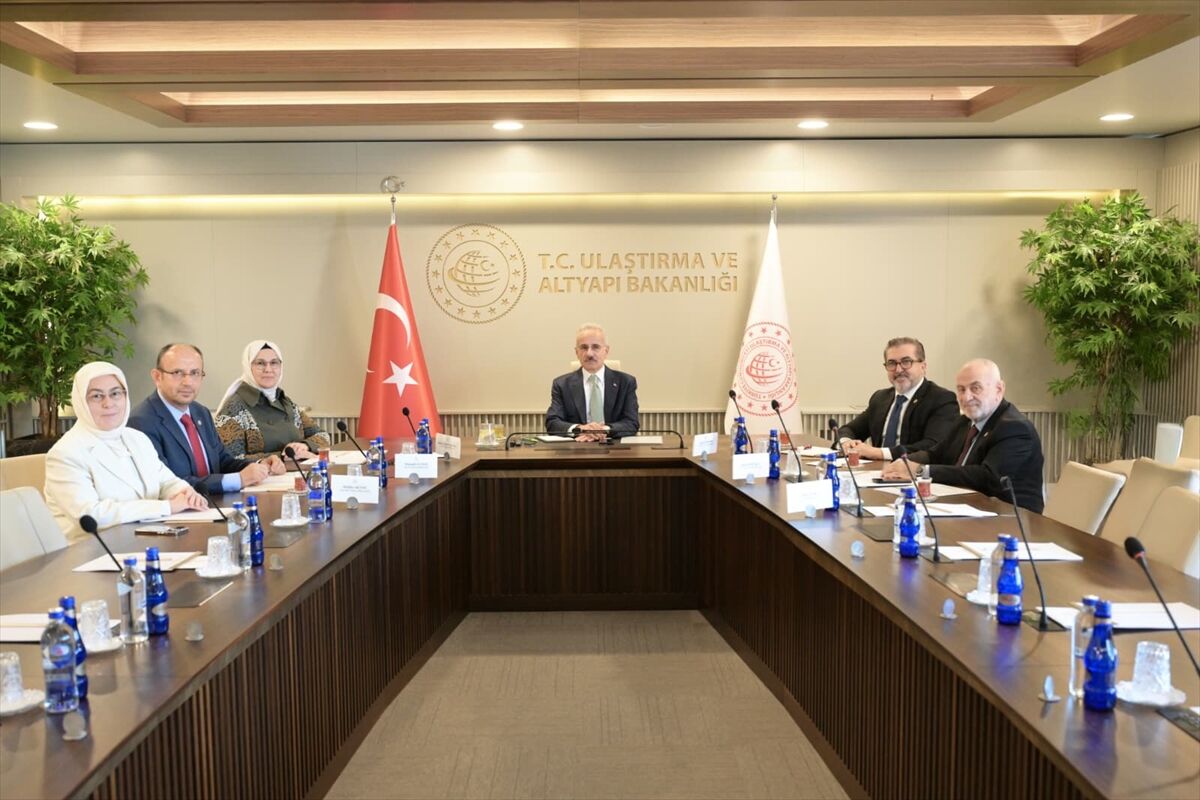 Bakan Uraloğlu, TBMM Çocuk Hakları Alt Komisyon heyetiyle bir araya geldi:
