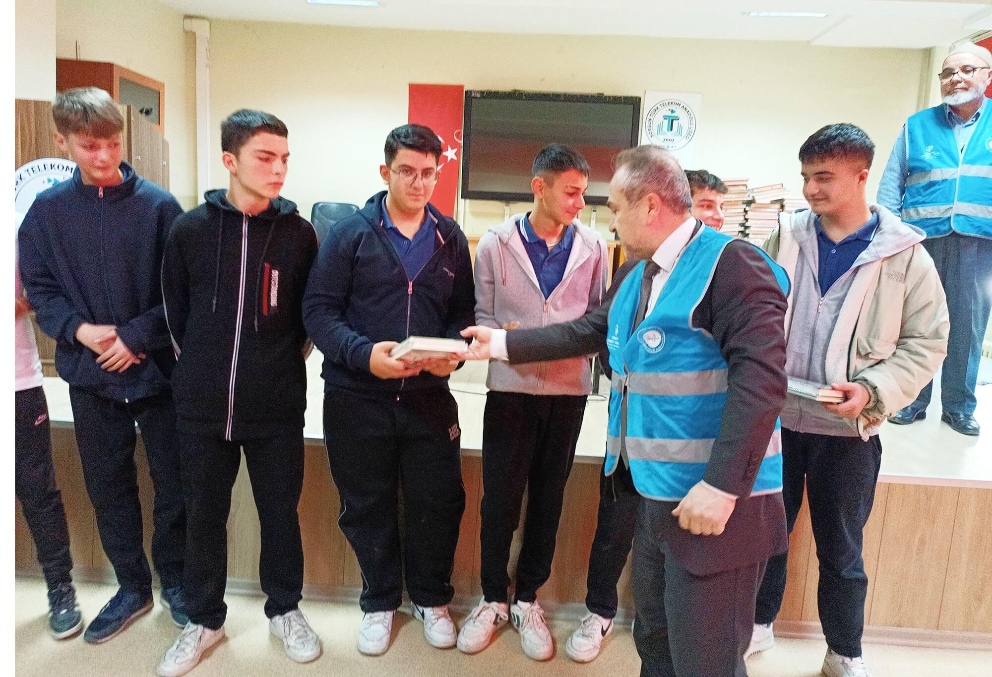 Yozgat'ta 'Hediyem Kur'an Olsun' projesi kapsamında öğrencilere Kur'an-ı Kerim dağıtıldı