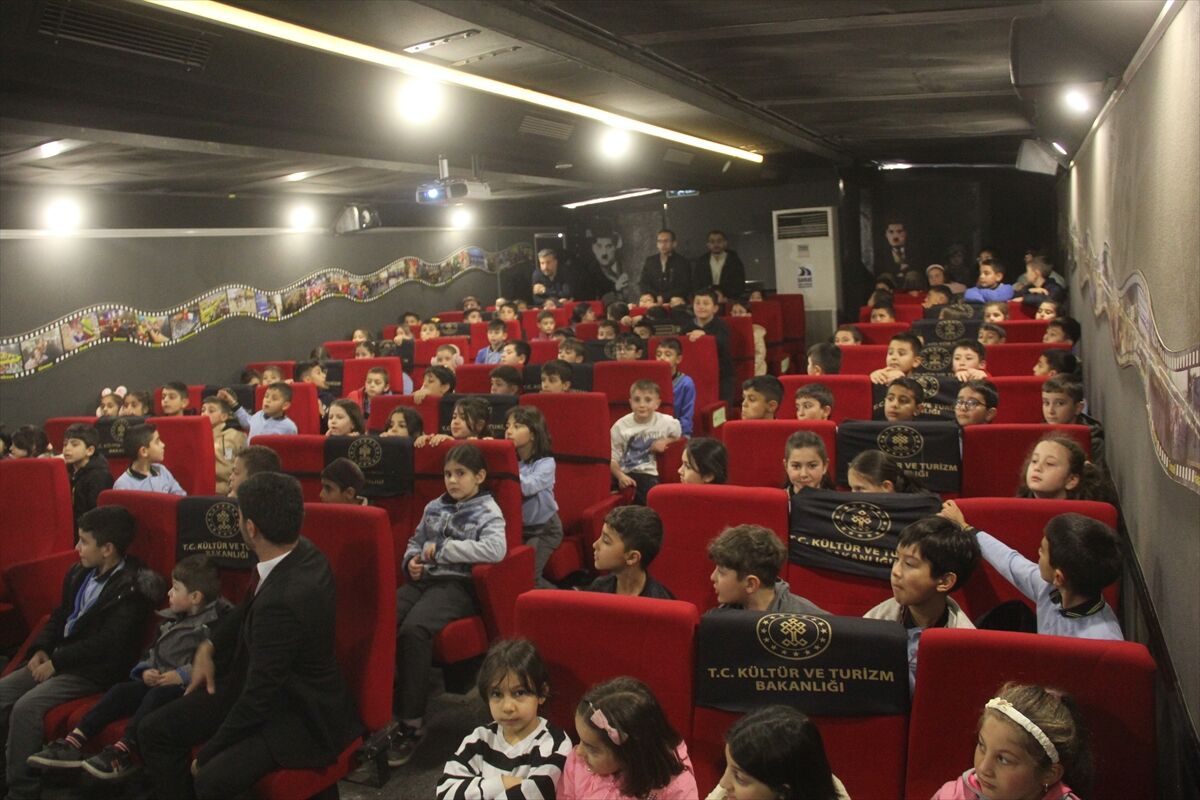 'Gezen Sinema Tırı' Zara'da öğrencilerle buluştu