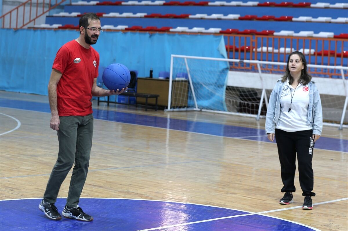 Azimli antrenör görme engelli eşinin kulübünde şampiyonlar yetiştiriyor