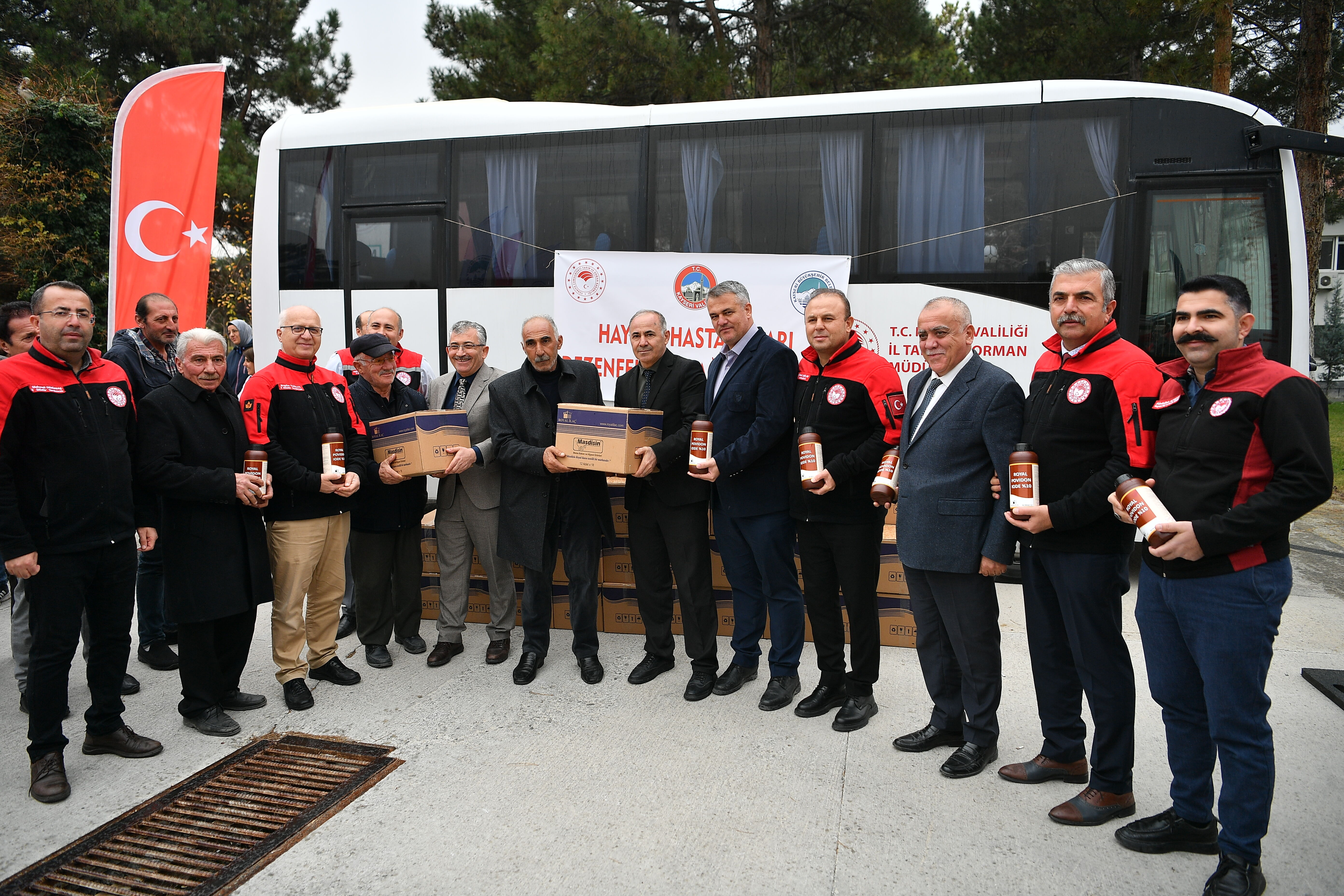 Kayseri'de besicilere dezenfektan dağıtıldı